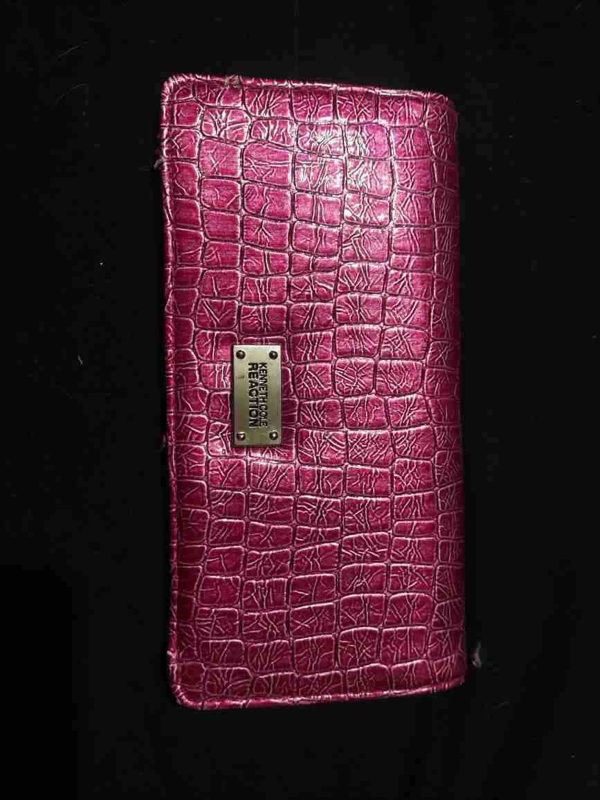 Billetera fucsia con textura Kenneth cole reation - miniatura 2