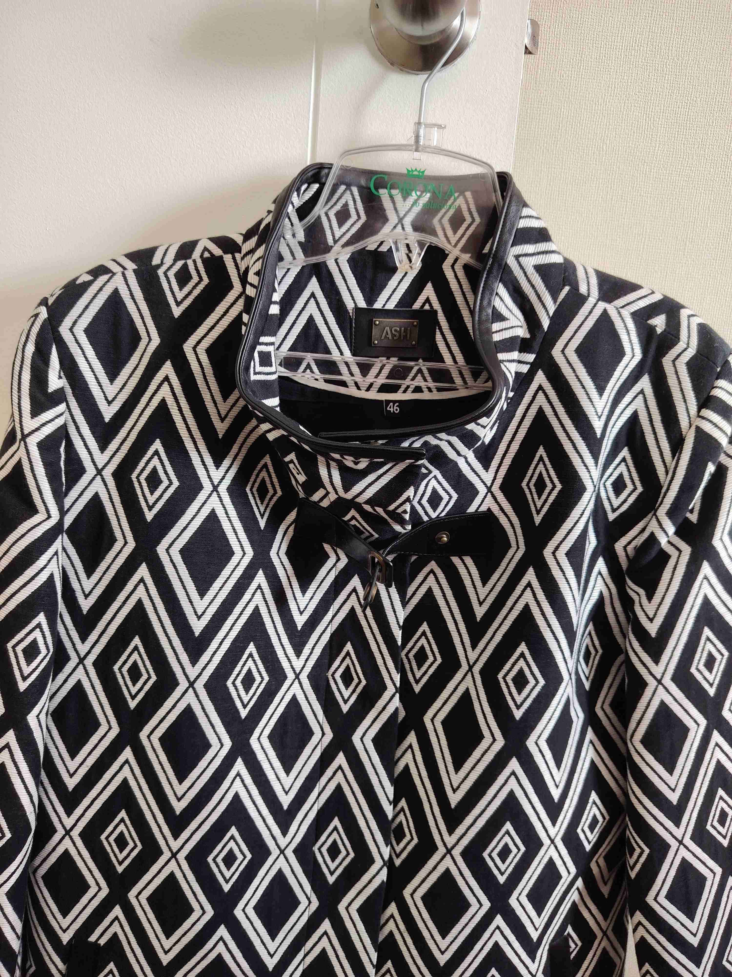 Abrigo negro con patrón geométrico - miniatura 2