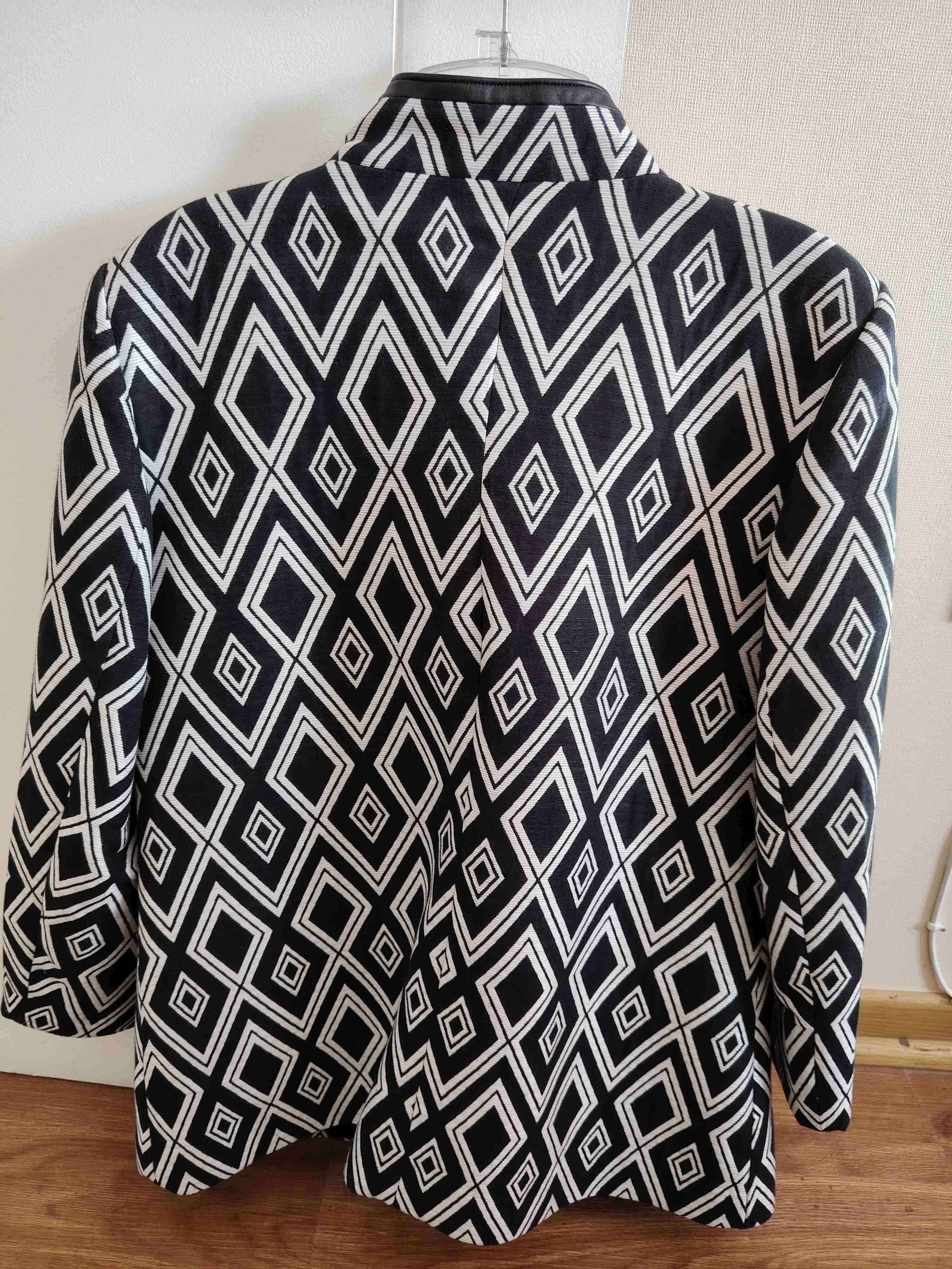 Abrigo negro con patrón geométrico - miniatura 3