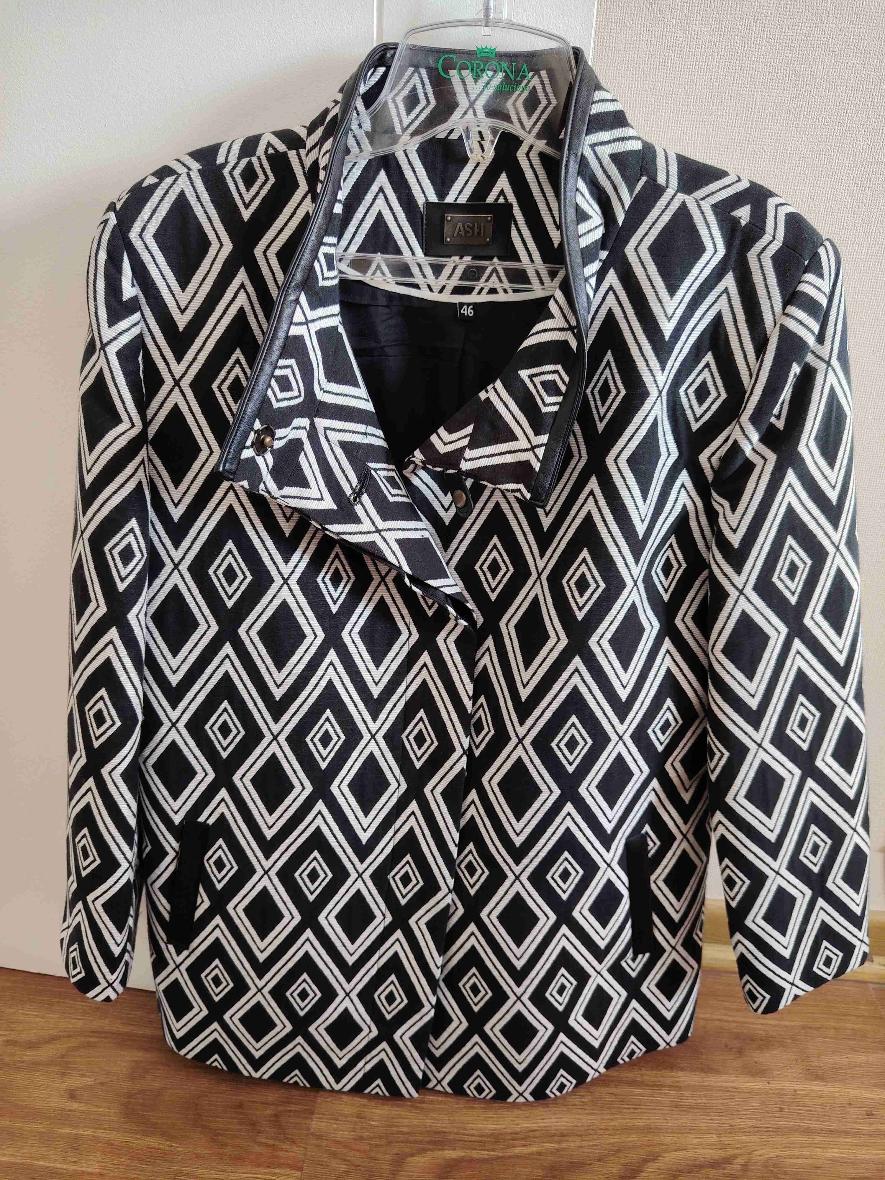 Abrigo negro con patrón geométrico - miniatura 4