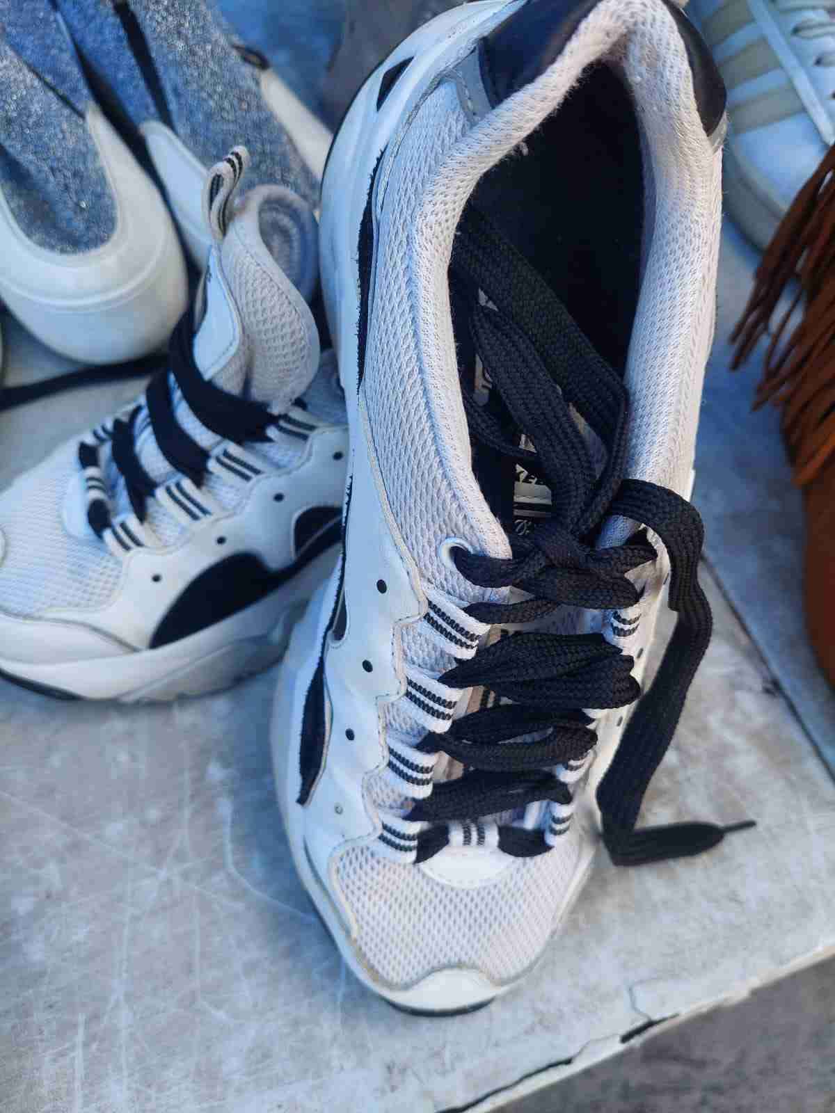 Zapatillas deportivas blancas marca sketchers - miniatura 2