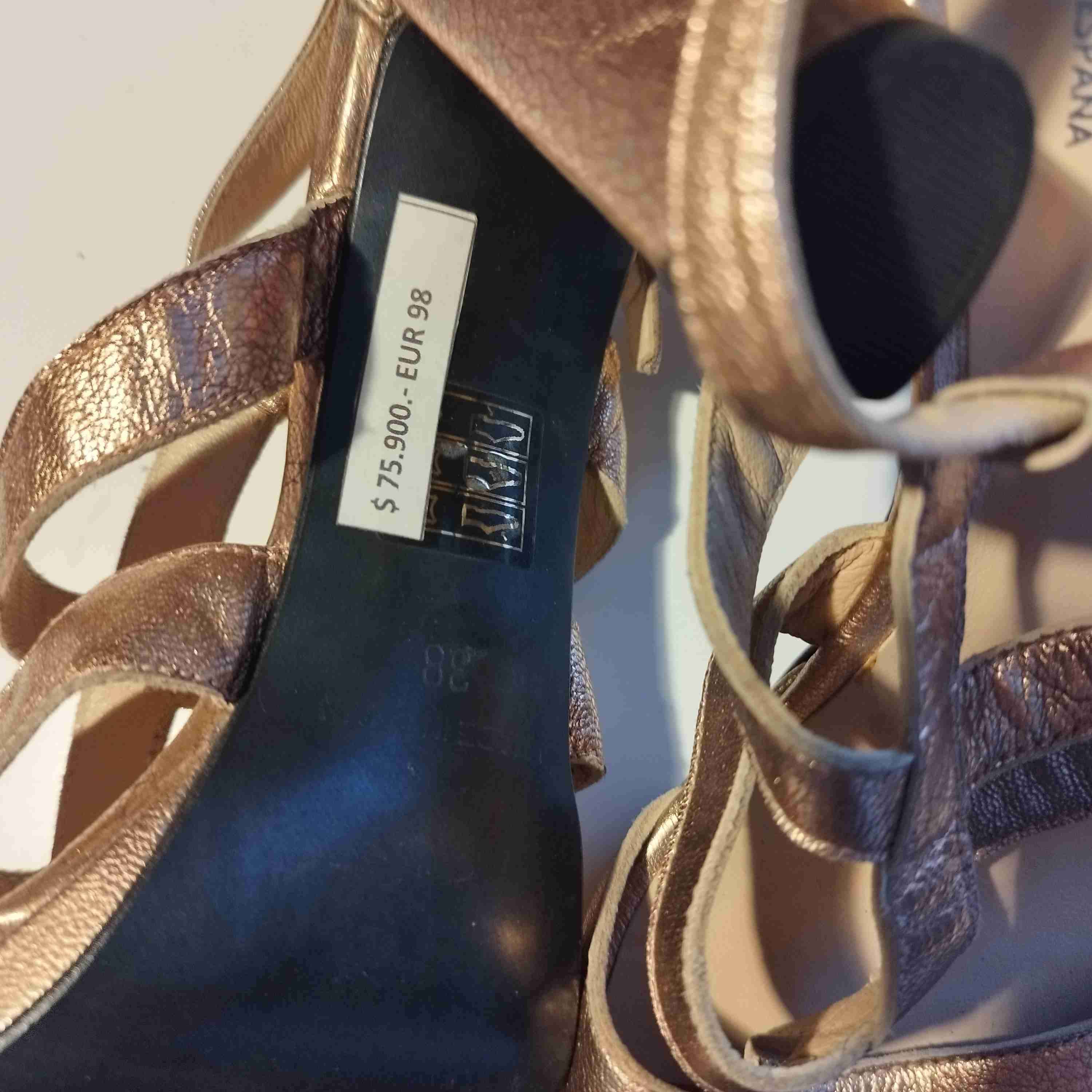 Sandalias doradas de cuero españolas - miniatura 2