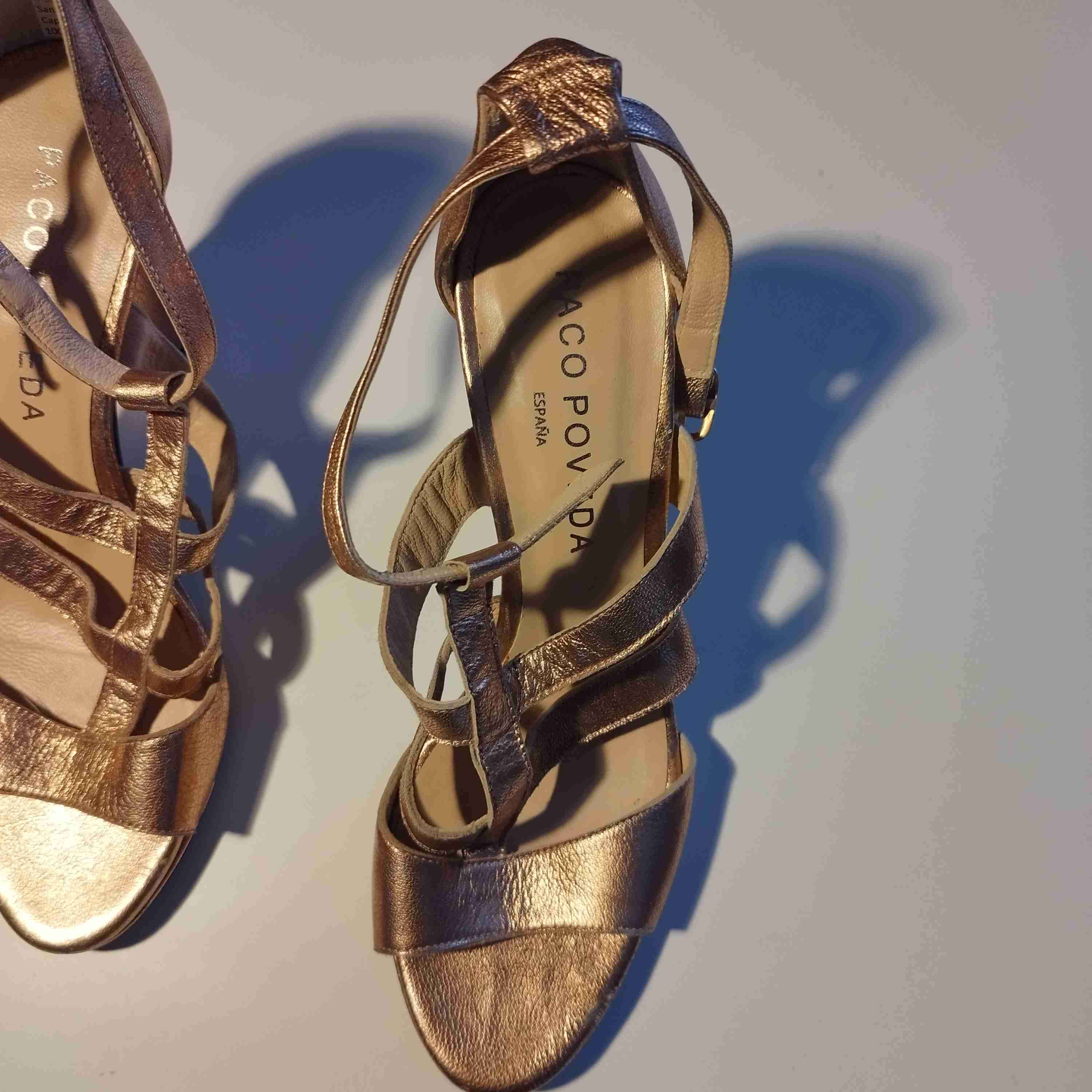 Sandalias doradas de cuero españolas - miniatura 3