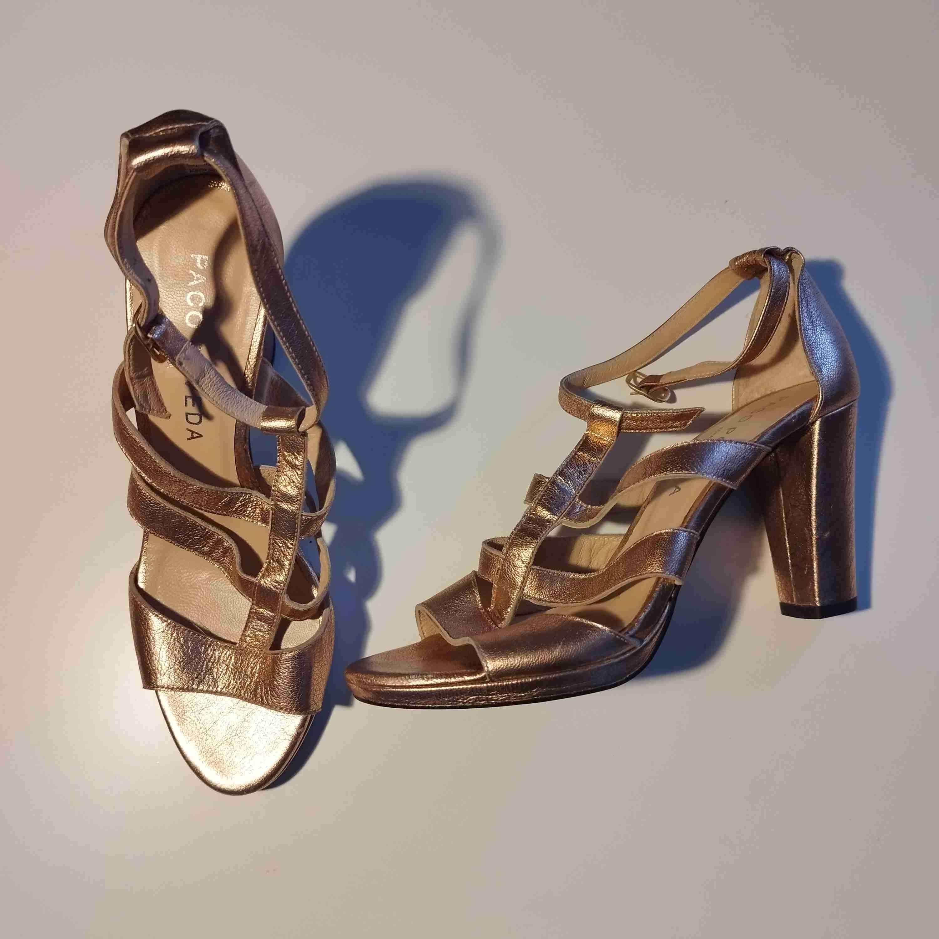 Sandalias doradas de cuero españolas - miniatura 4