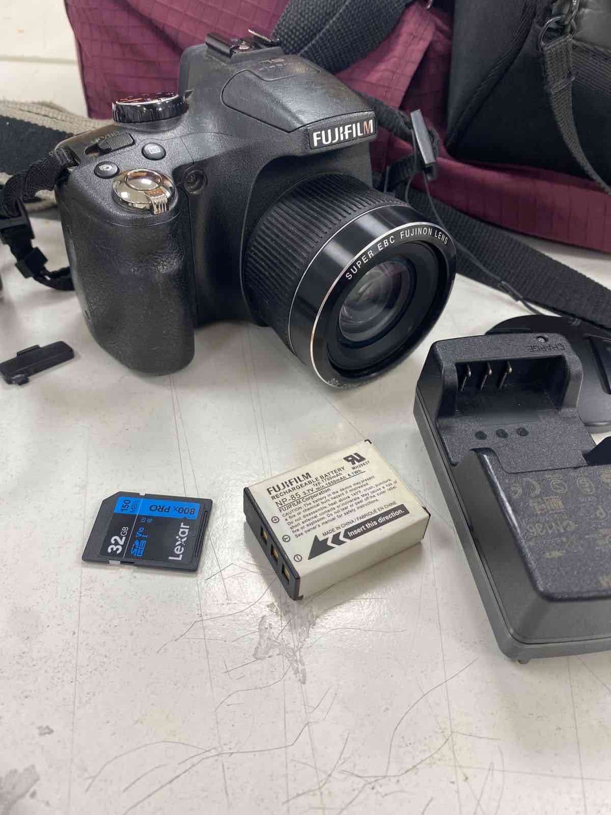 Cámara Fujifilm con accesorios - miniatura 1