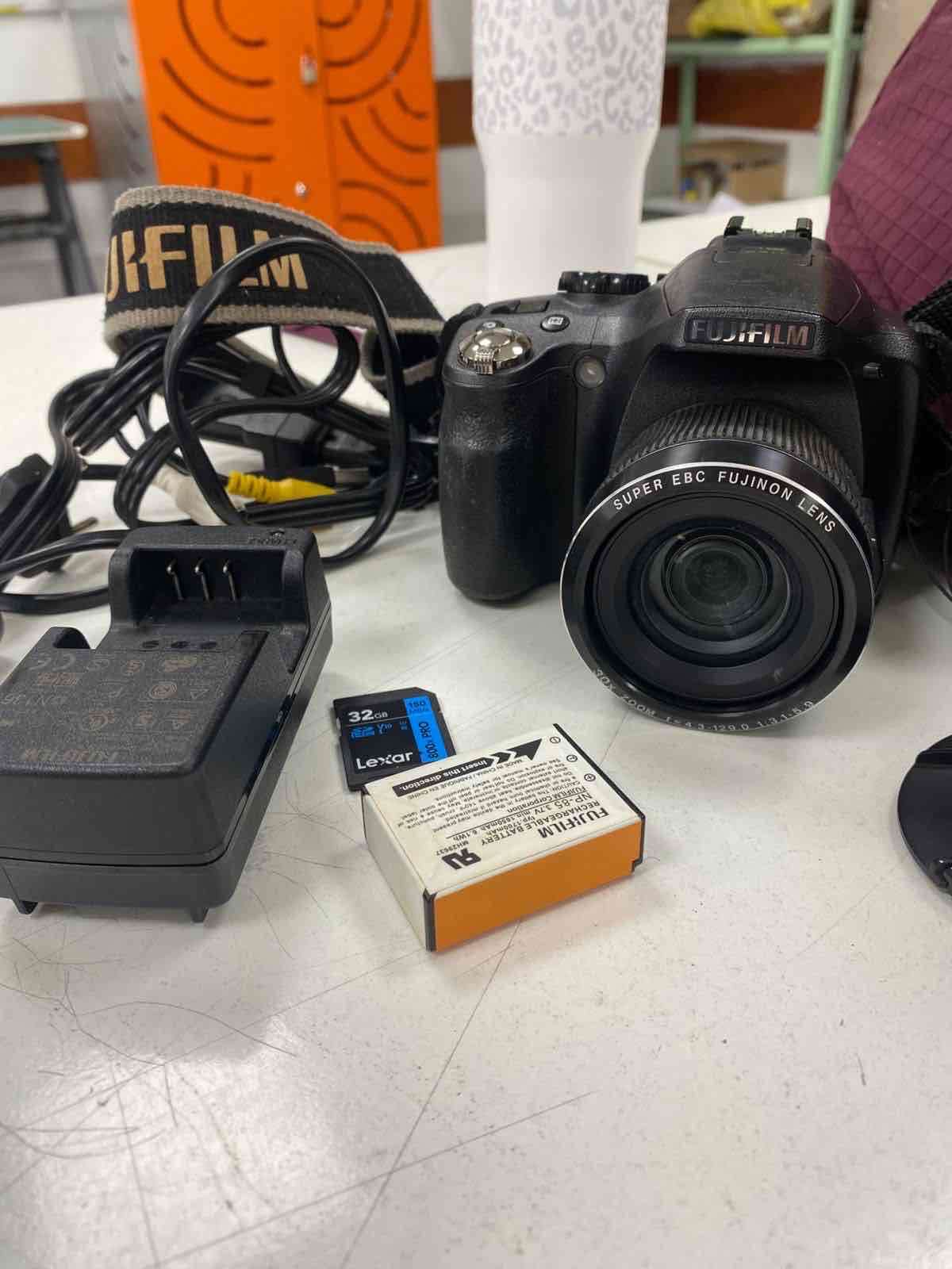 Cámara Fujifilm con accesorios - miniatura 2