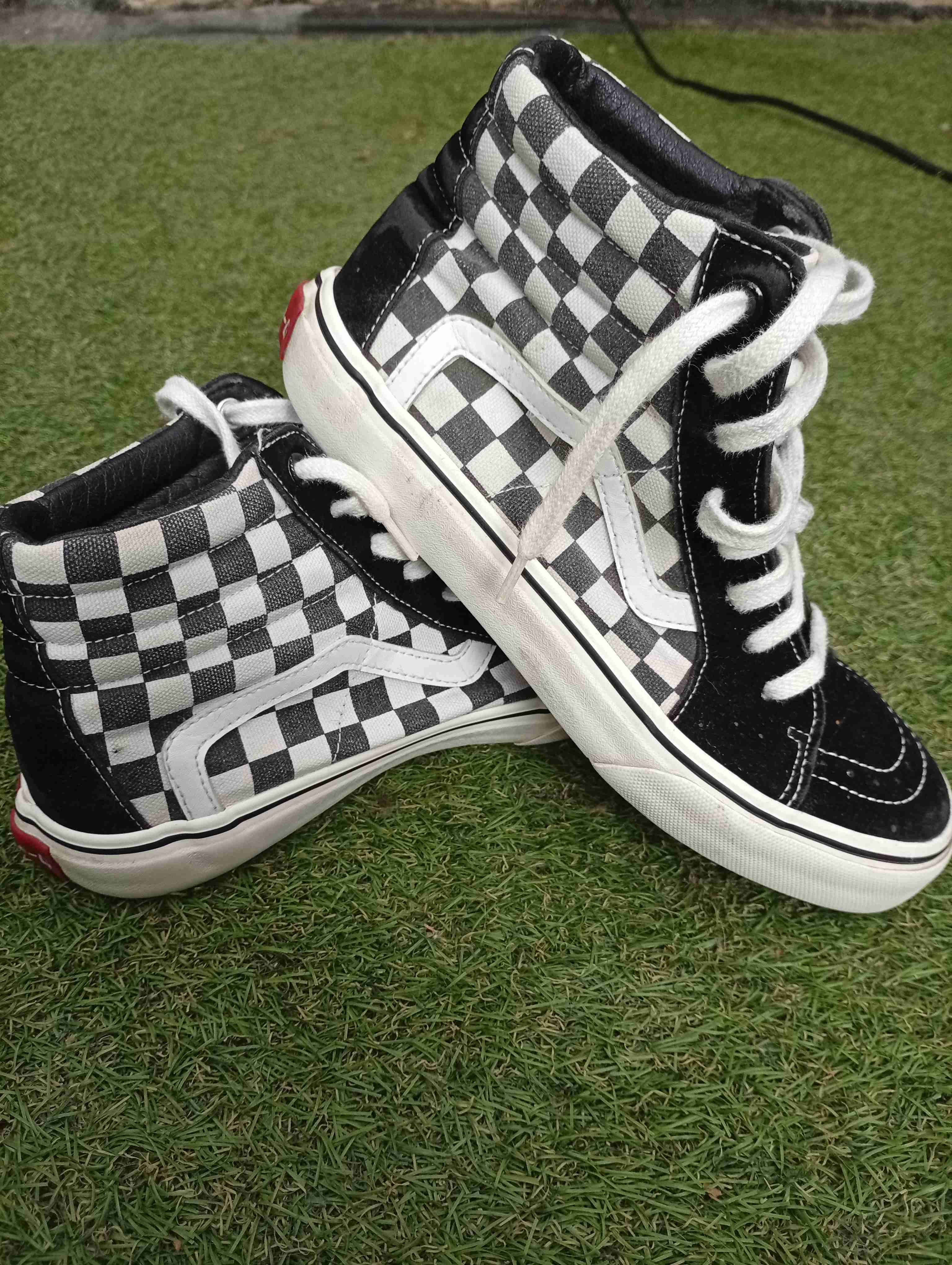 Zapatillas altas blanco y negro - miniatura 1