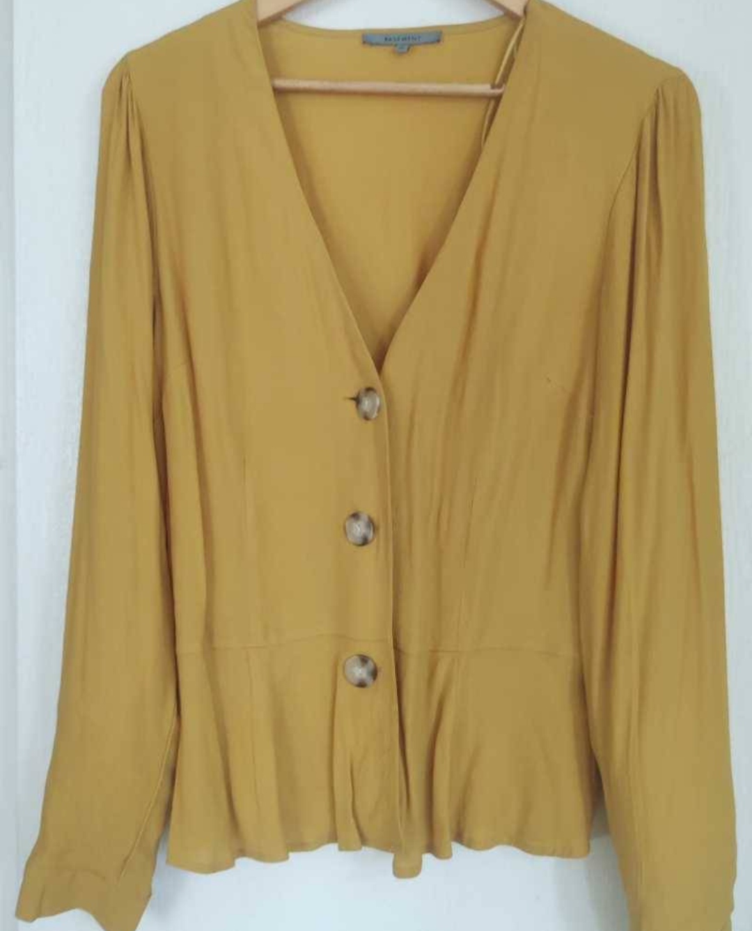 Blusa peplum mostaza con botones - miniatura 1