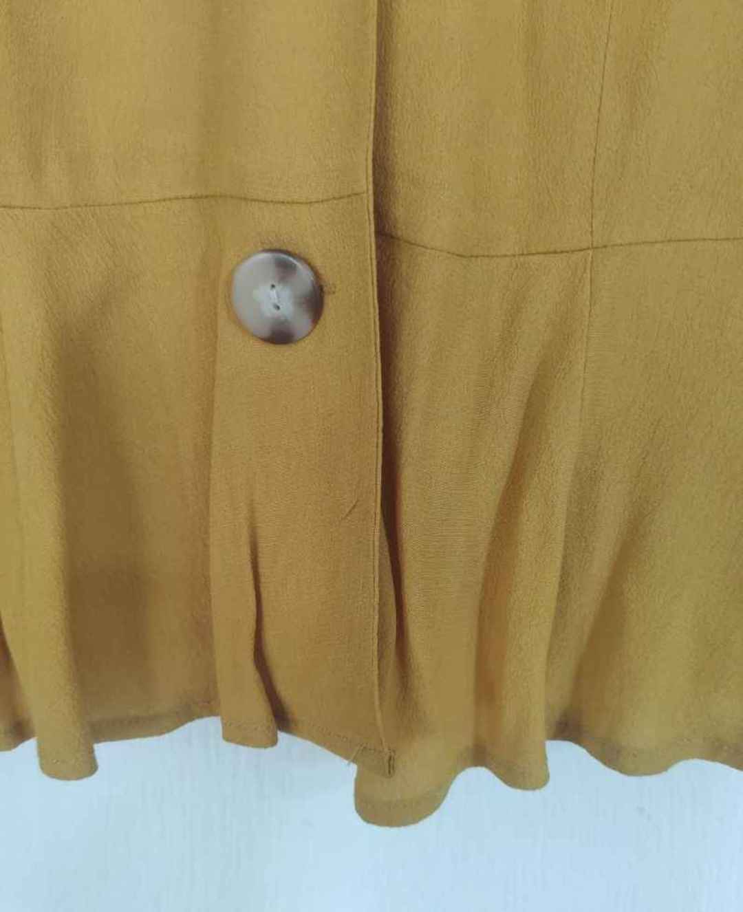 Blusa peplum mostaza con botones - miniatura 4