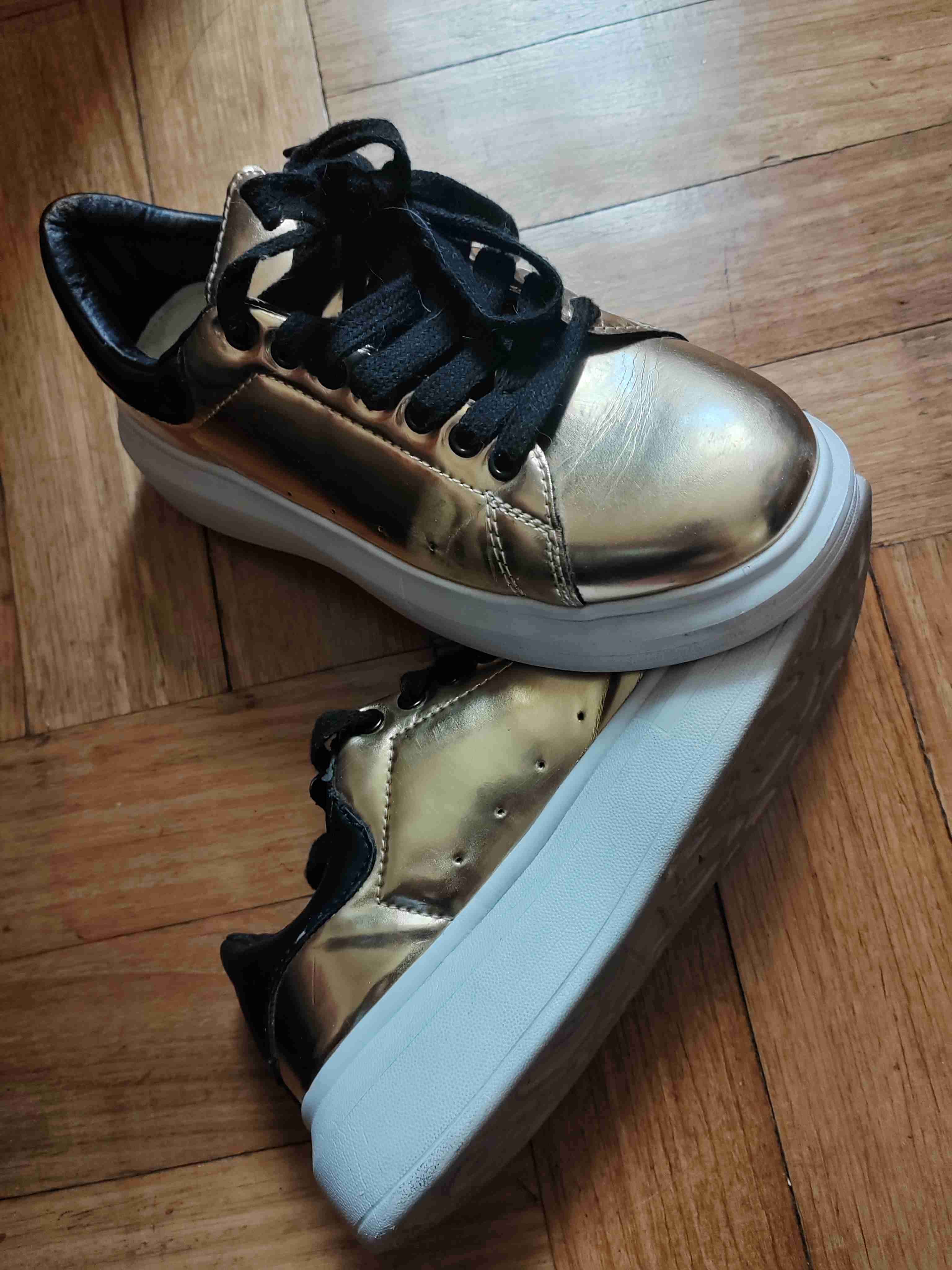 Zapatillas doradas con cordones - miniatura 3