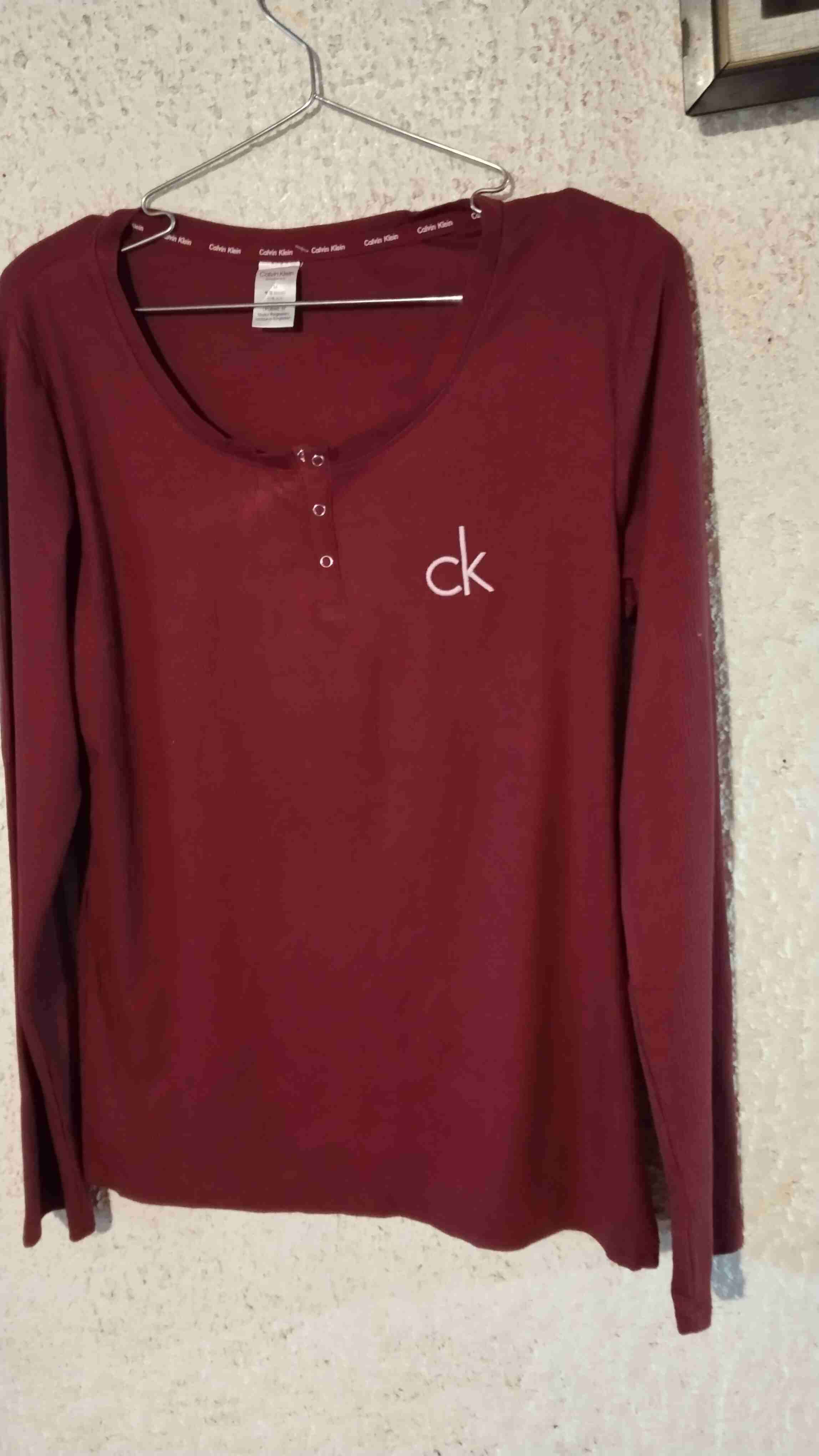 Polera burdeo Calvin Klein con logo