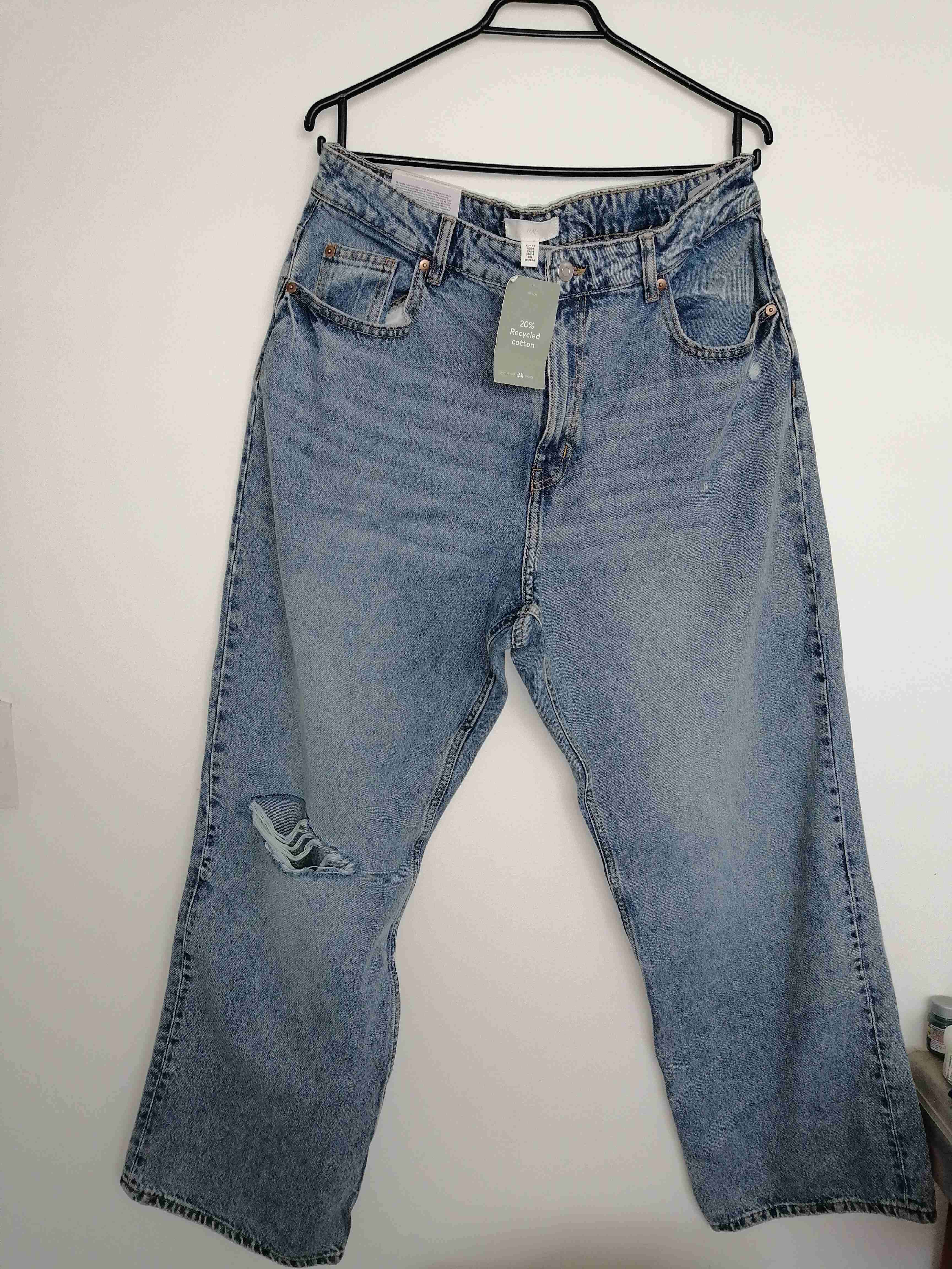 Jeans azules con rasgado. Mujer - miniatura 1