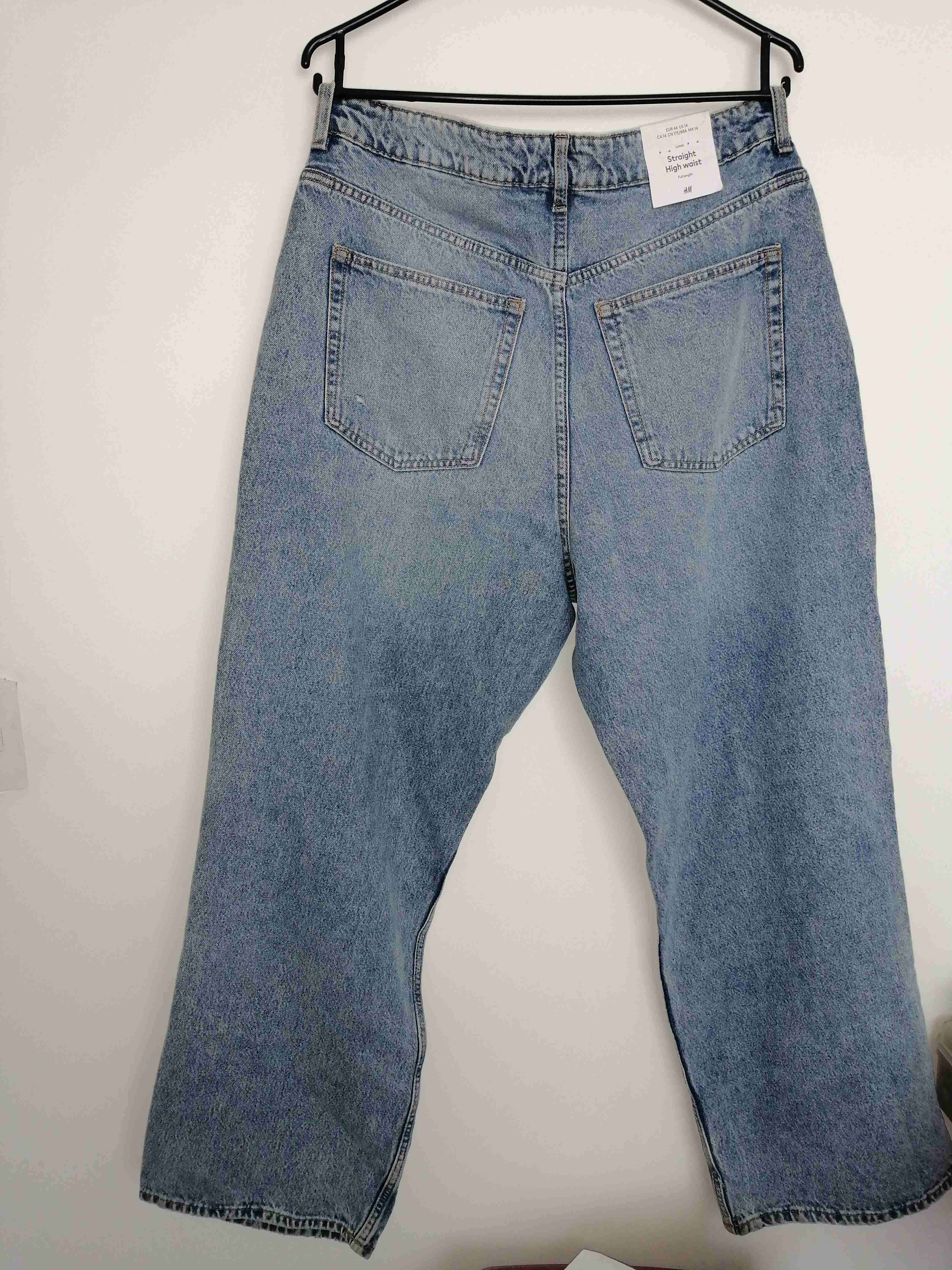 Jeans azules con rasgado. Mujer - miniatura 2