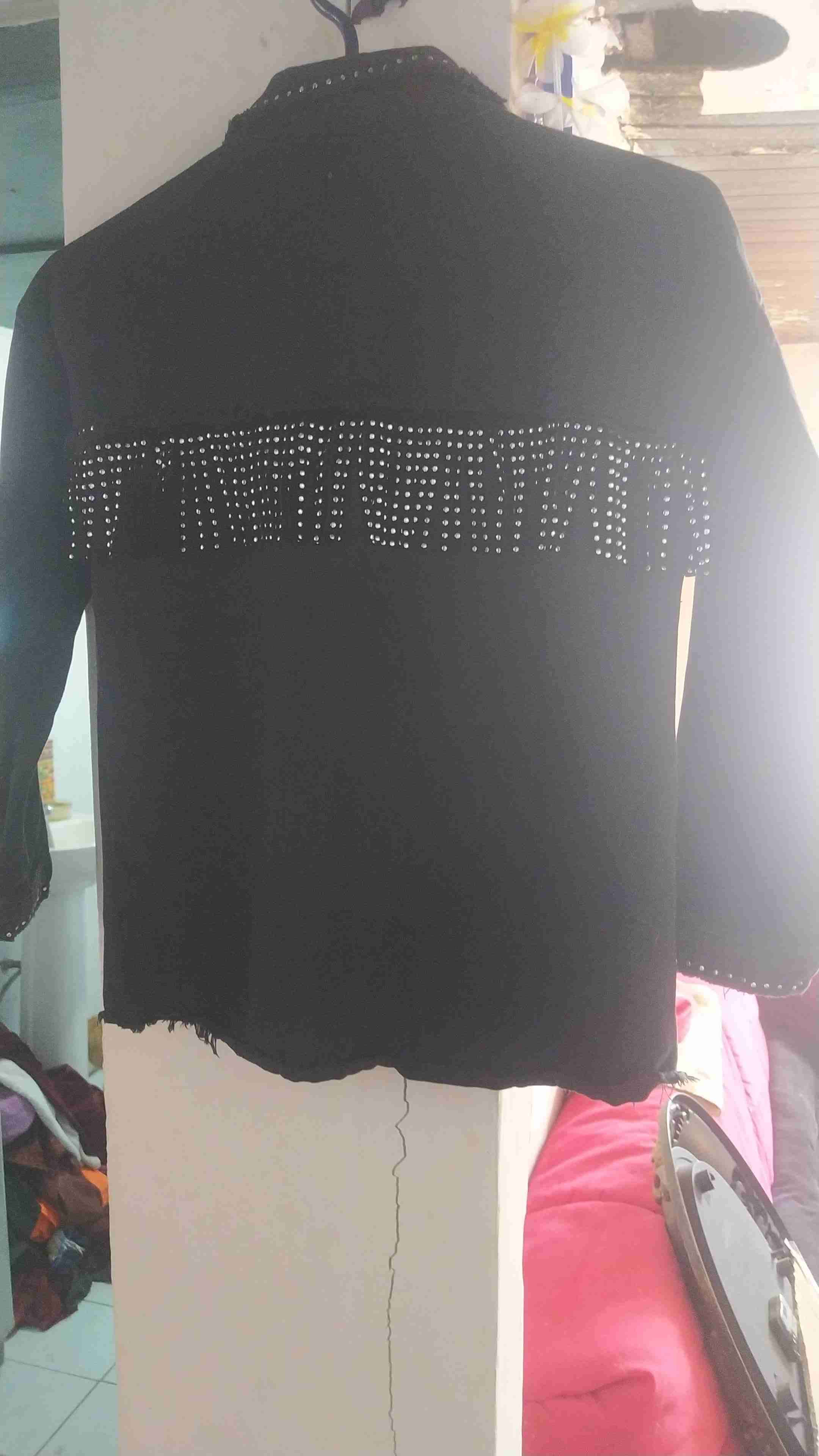 Chaqueta negra con tachas - miniatura 2