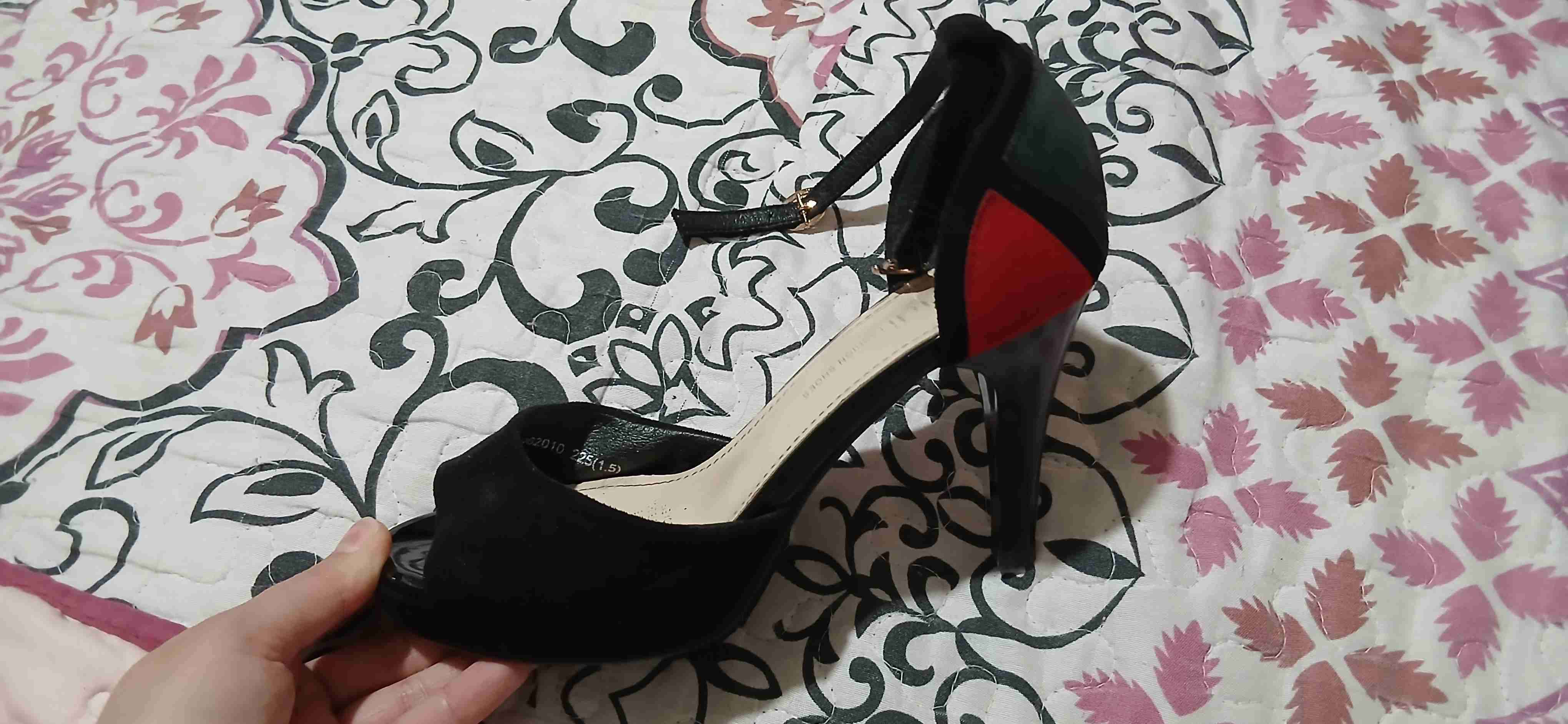 Zapatos de tacón negro y rojo - miniatura 2