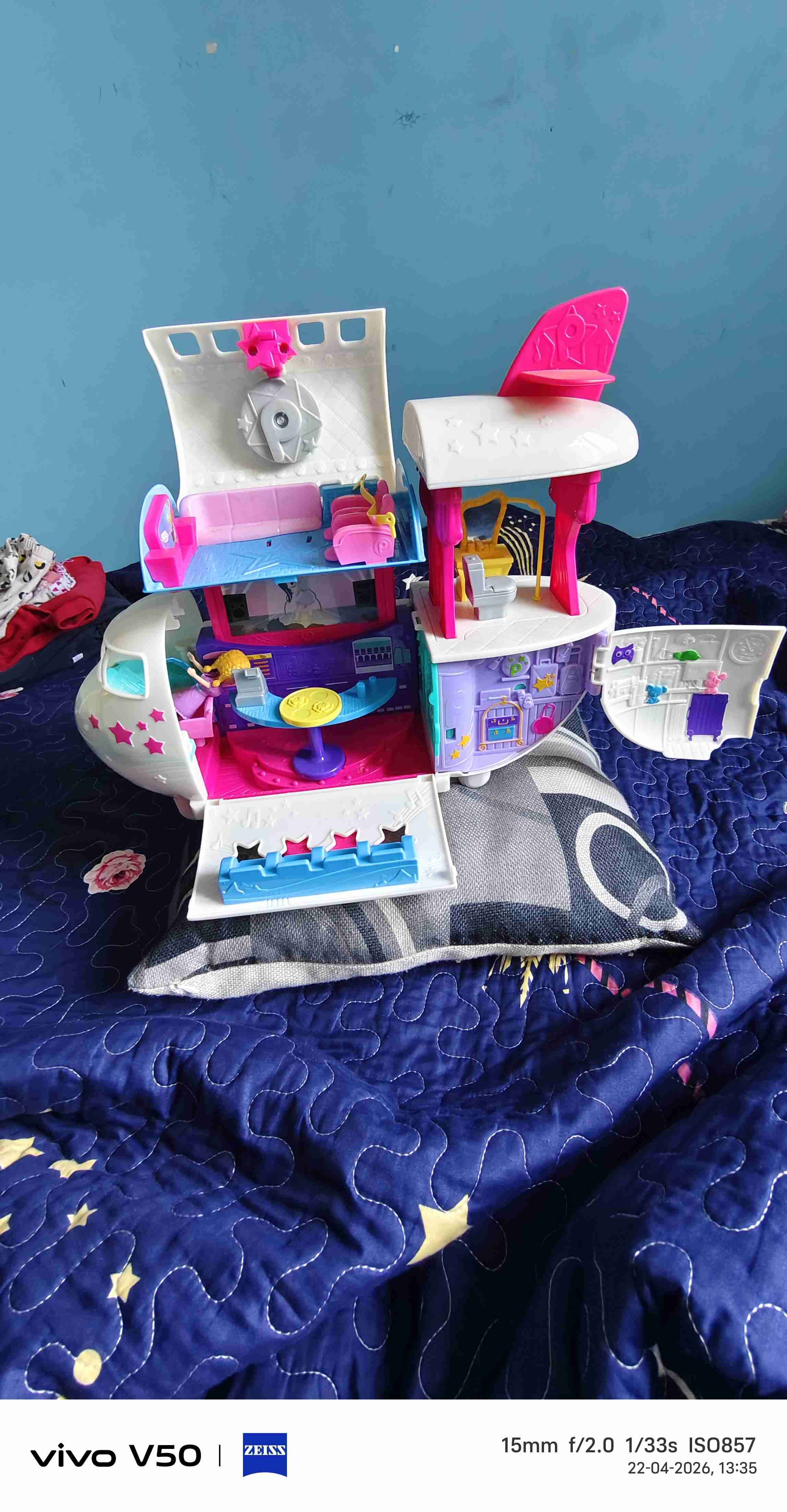 Avión de juguete con interior - miniatura 1