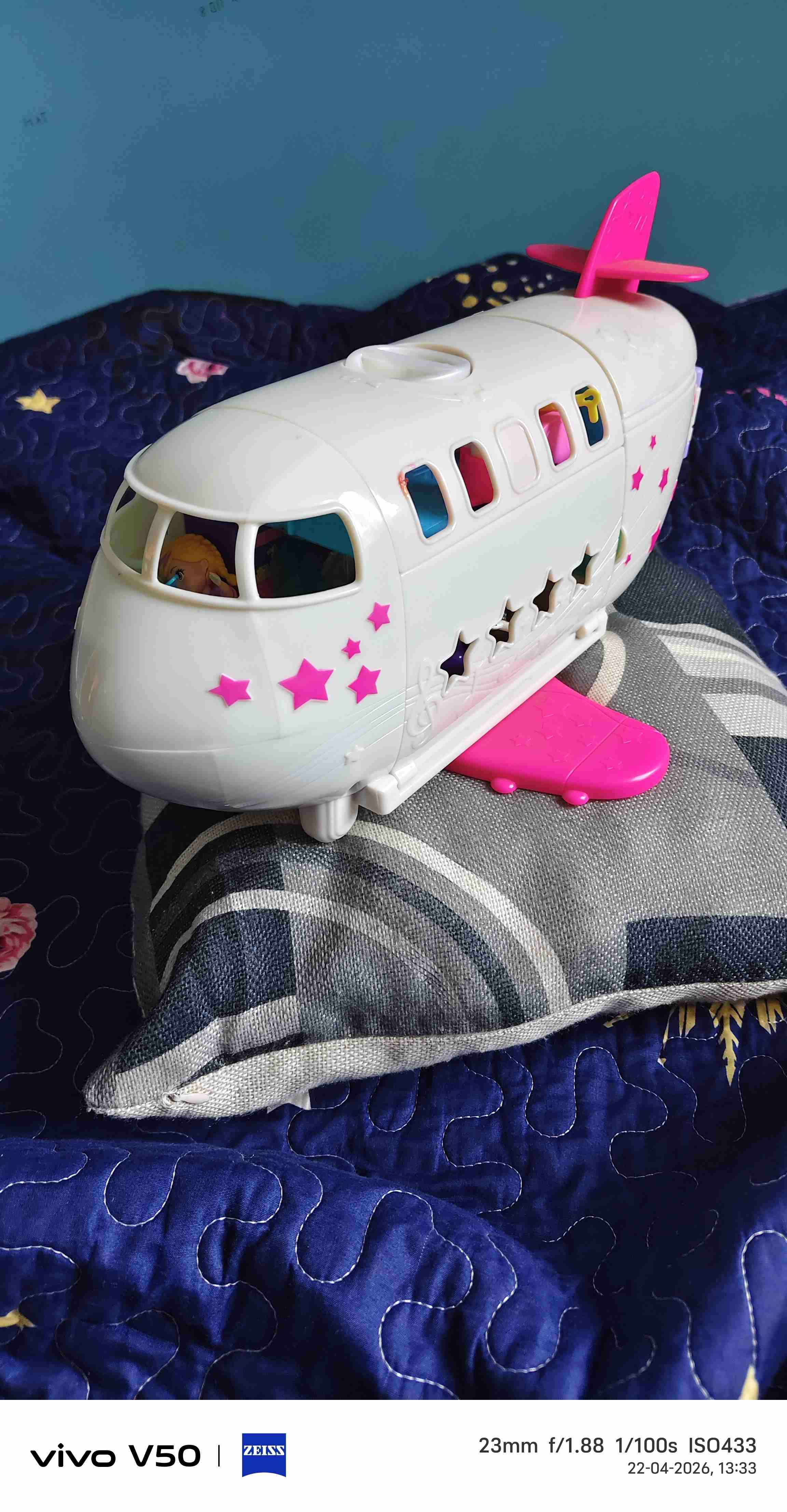 Avión de juguete con interior - miniatura 2