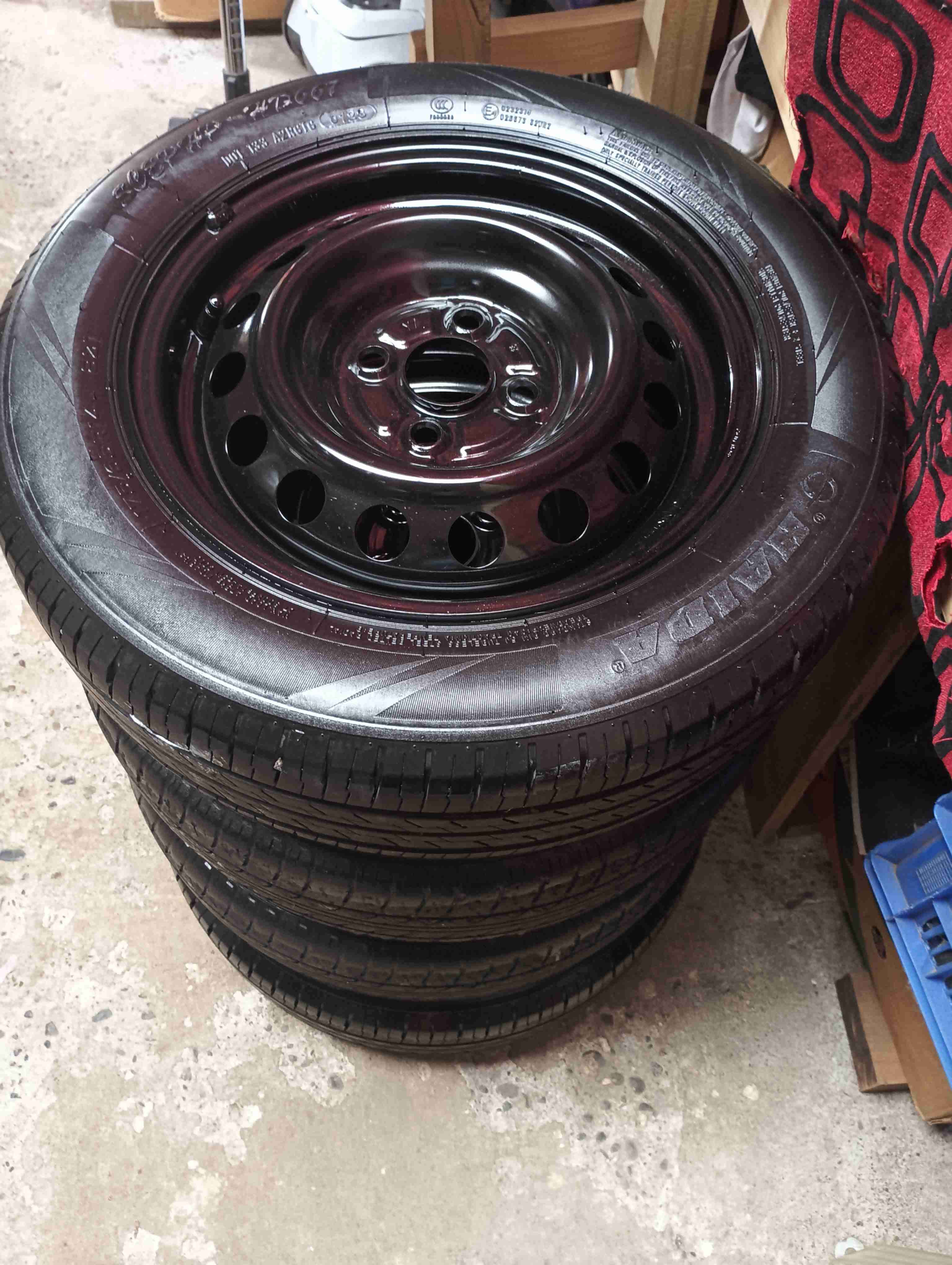 Llanta de repuesto para auto - miniatura 1