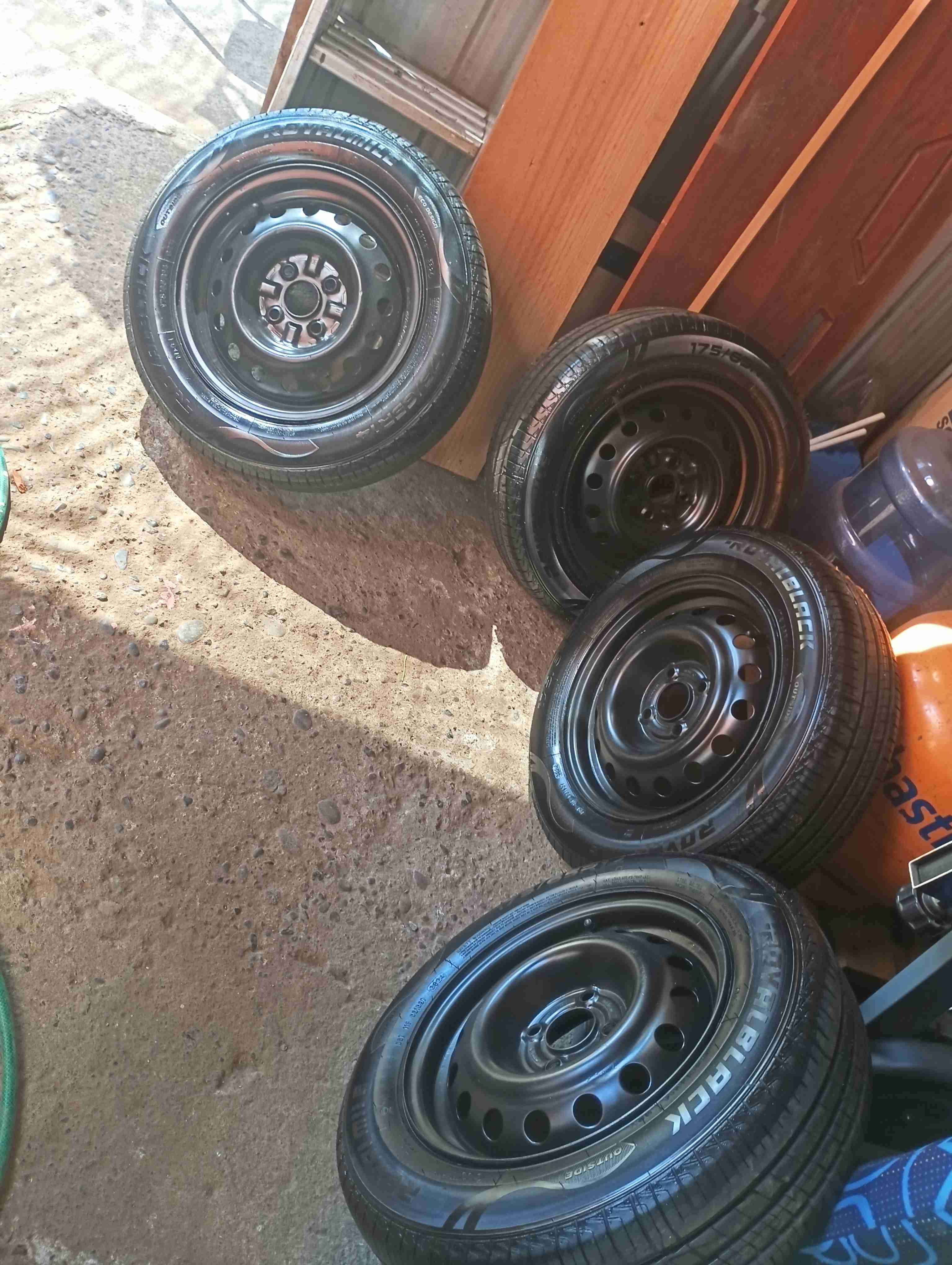 Llanta de repuesto para auto - miniatura 3