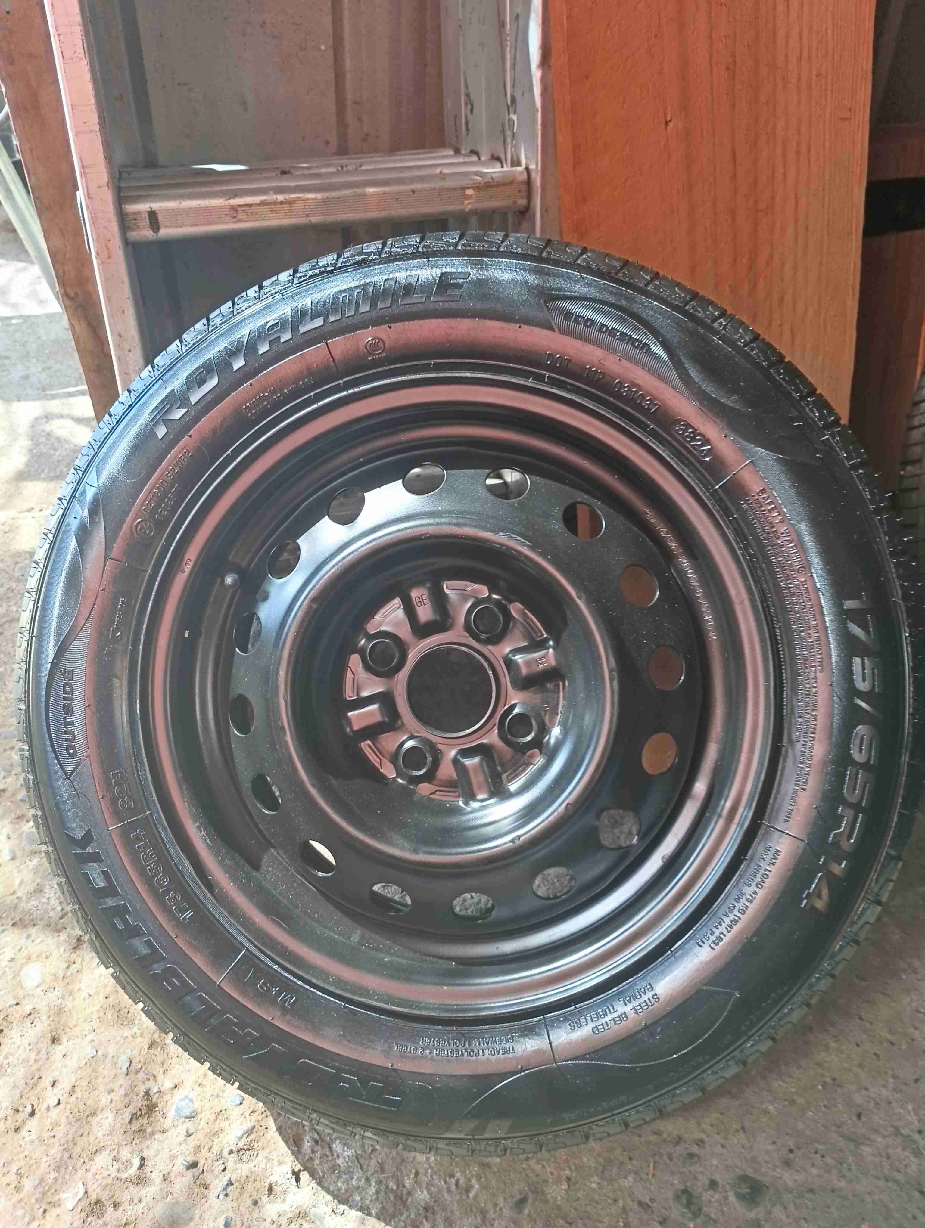 Llanta de repuesto para auto - miniatura 4