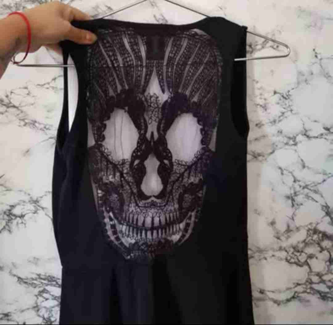 Vestido negro gótico con calavera en la espalda. - miniatura 4