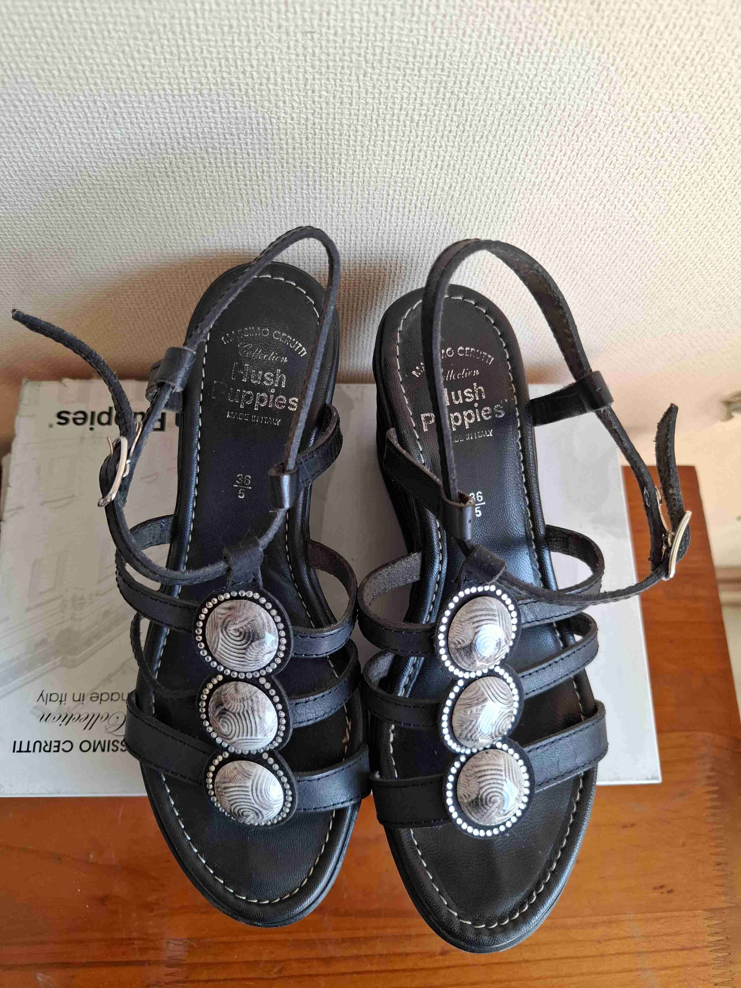 Sandalias negras con detalles decorativos - miniatura 2