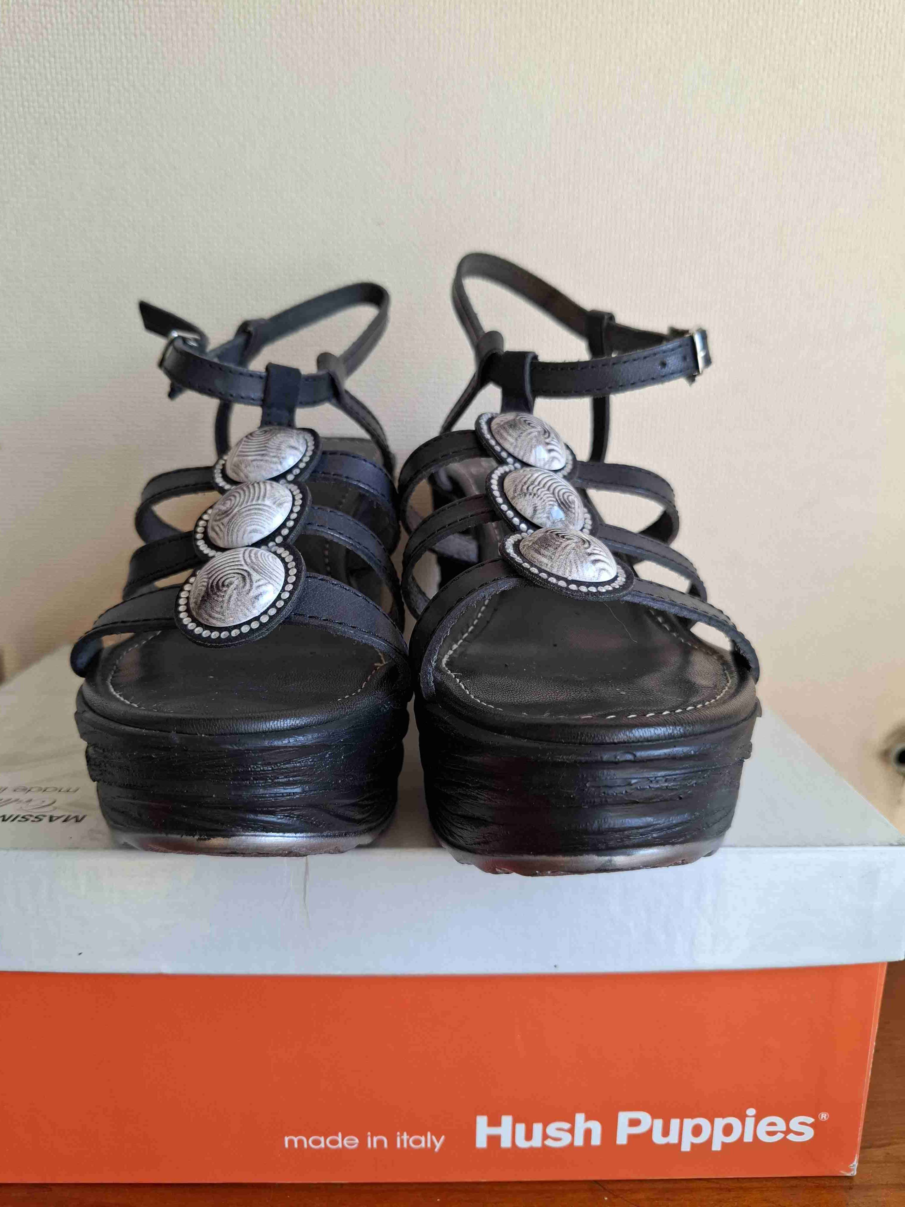 Sandalias negras con detalles decorativos - miniatura 3