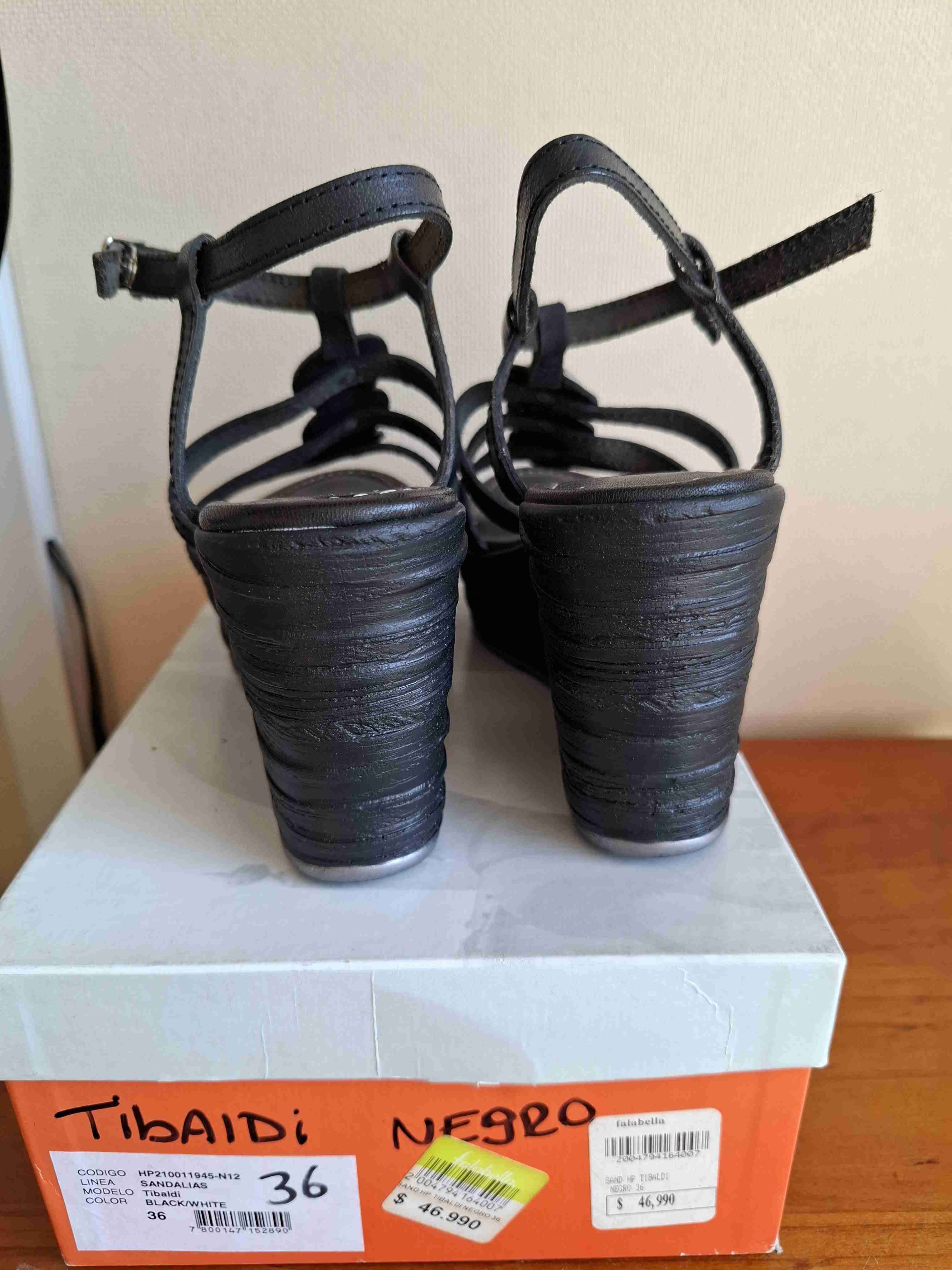 Sandalias negras con detalles decorativos - miniatura 6