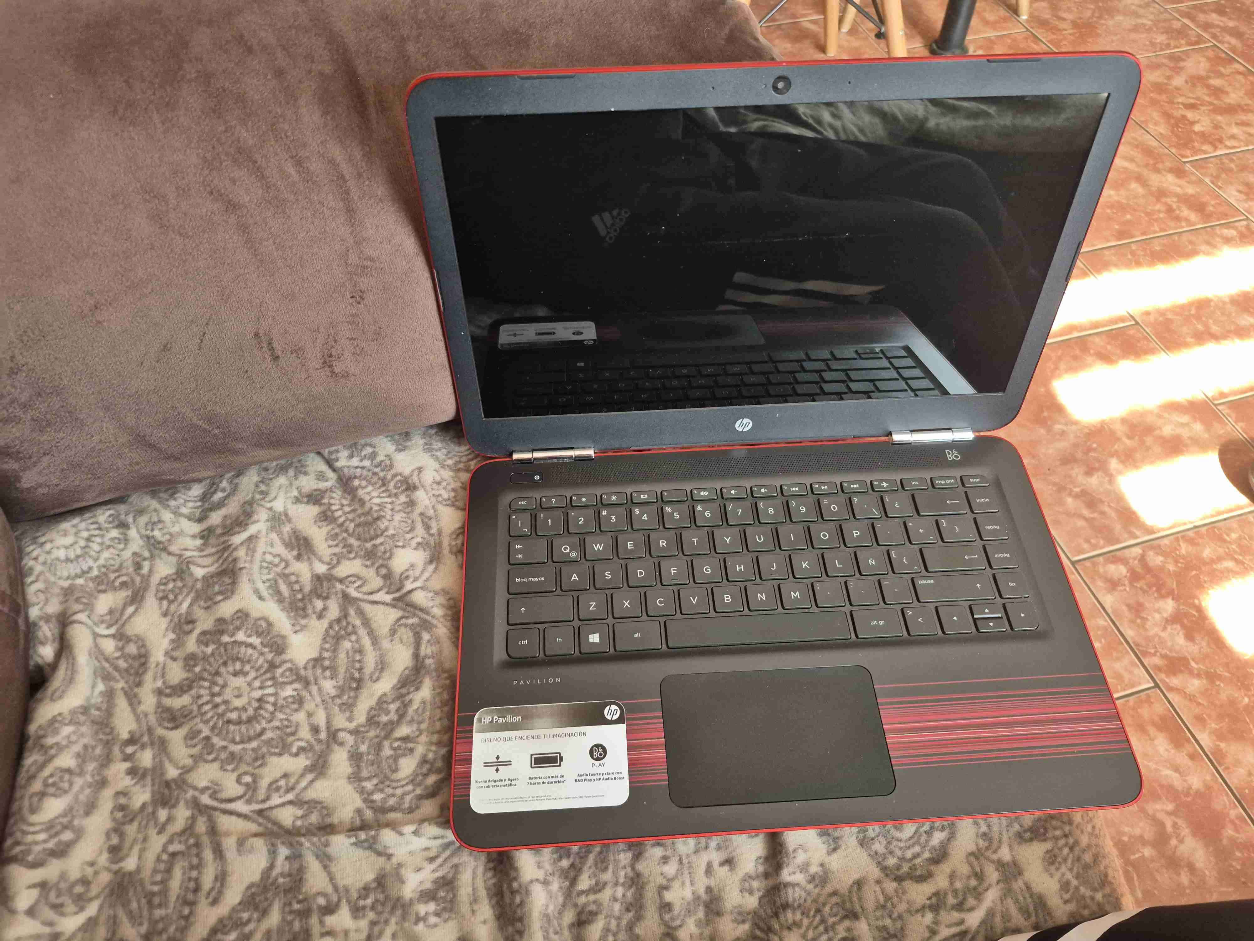 Notebook HP rojo brillante - miniatura 2