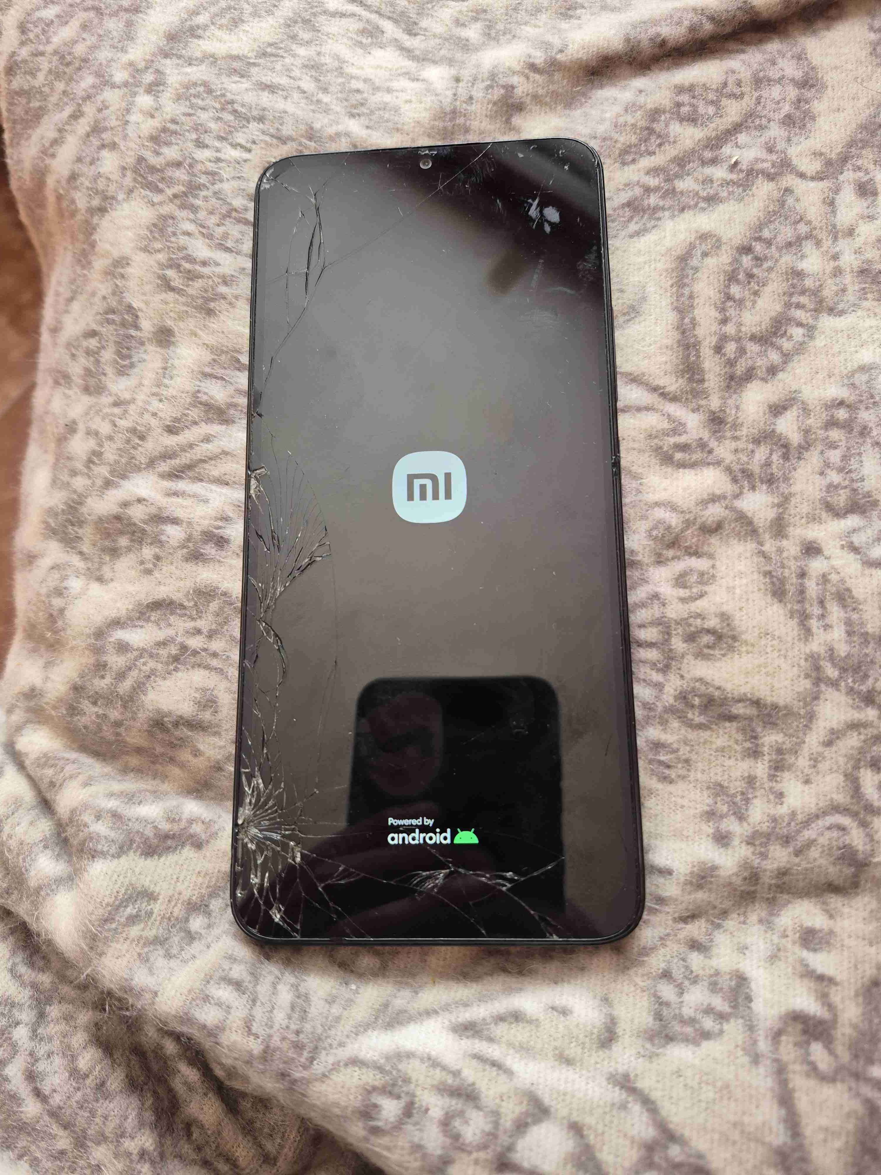 Celular Xiaomi con pantalla rota - miniatura 1