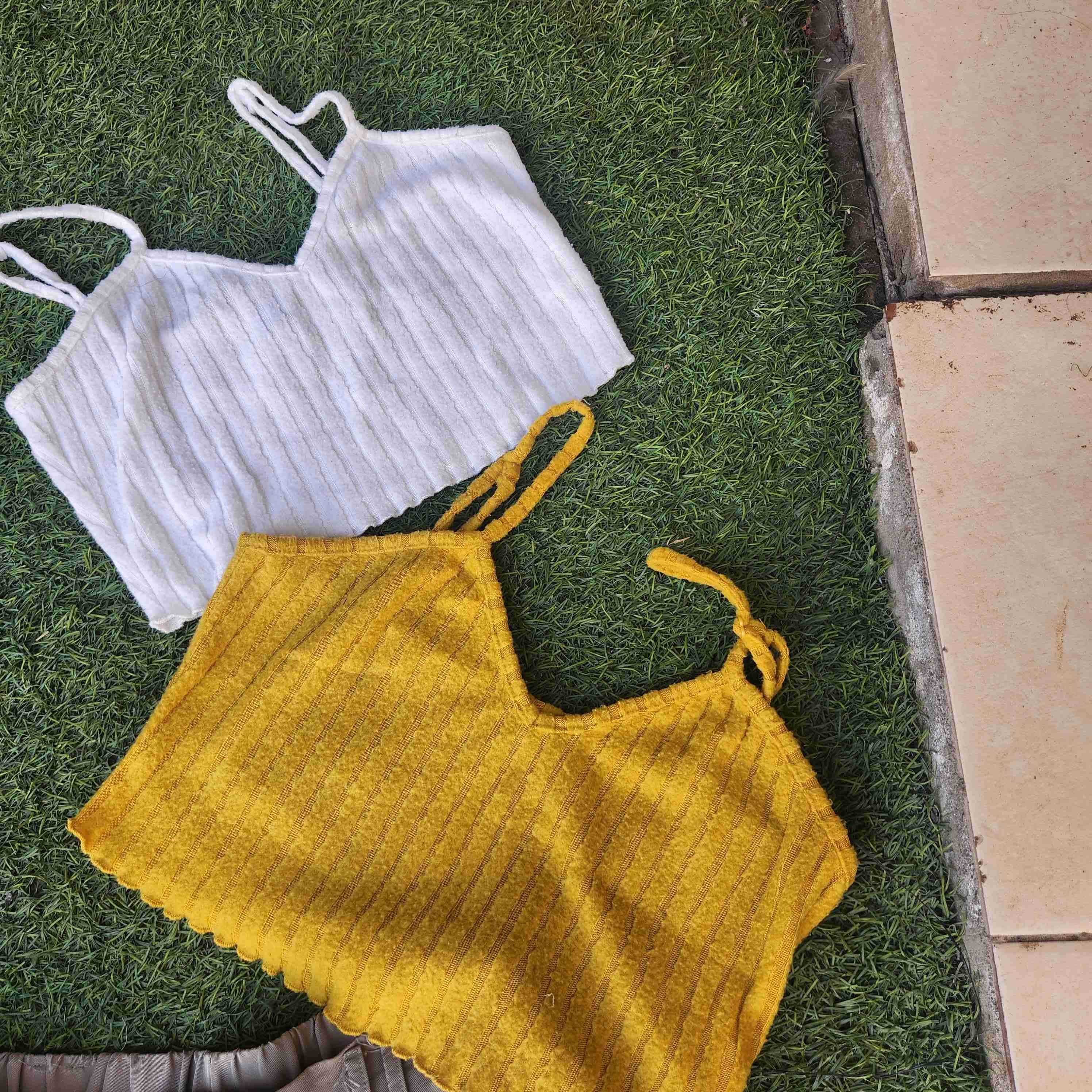 Polera con franjas roja y negra - miniatura 2