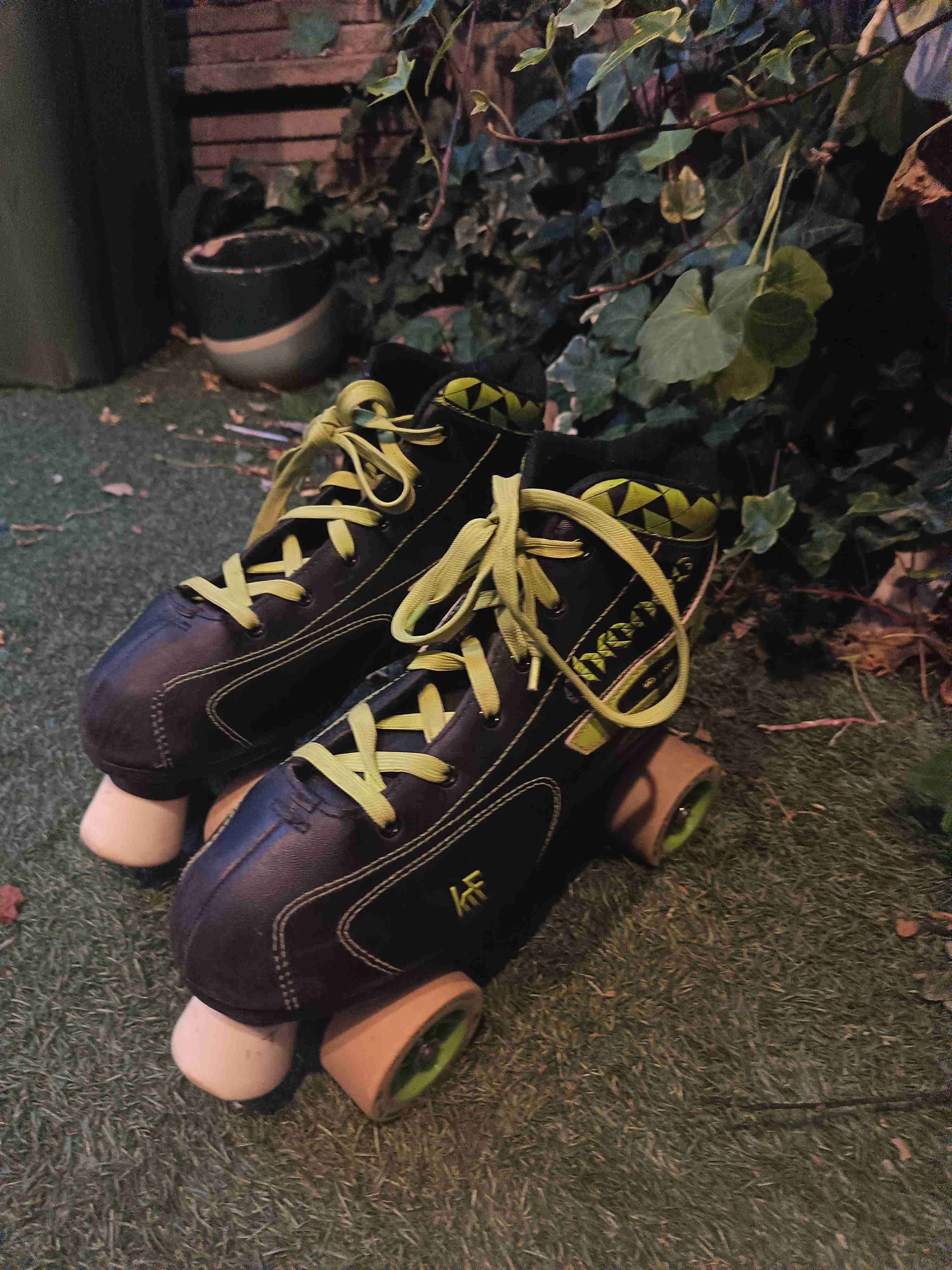 Patines de 4 ruedas negros - miniatura 1