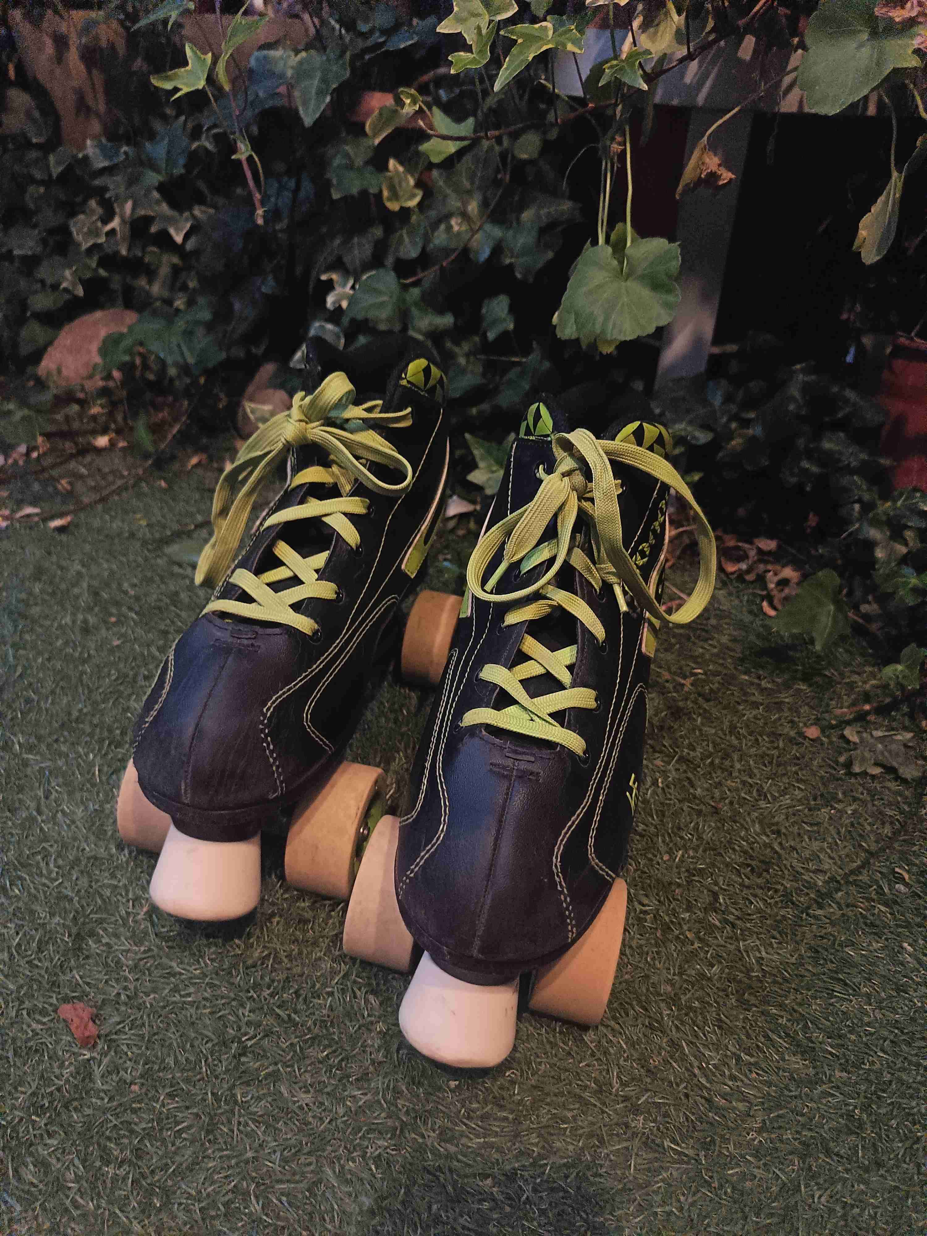 Patines de 4 ruedas negros - miniatura 2