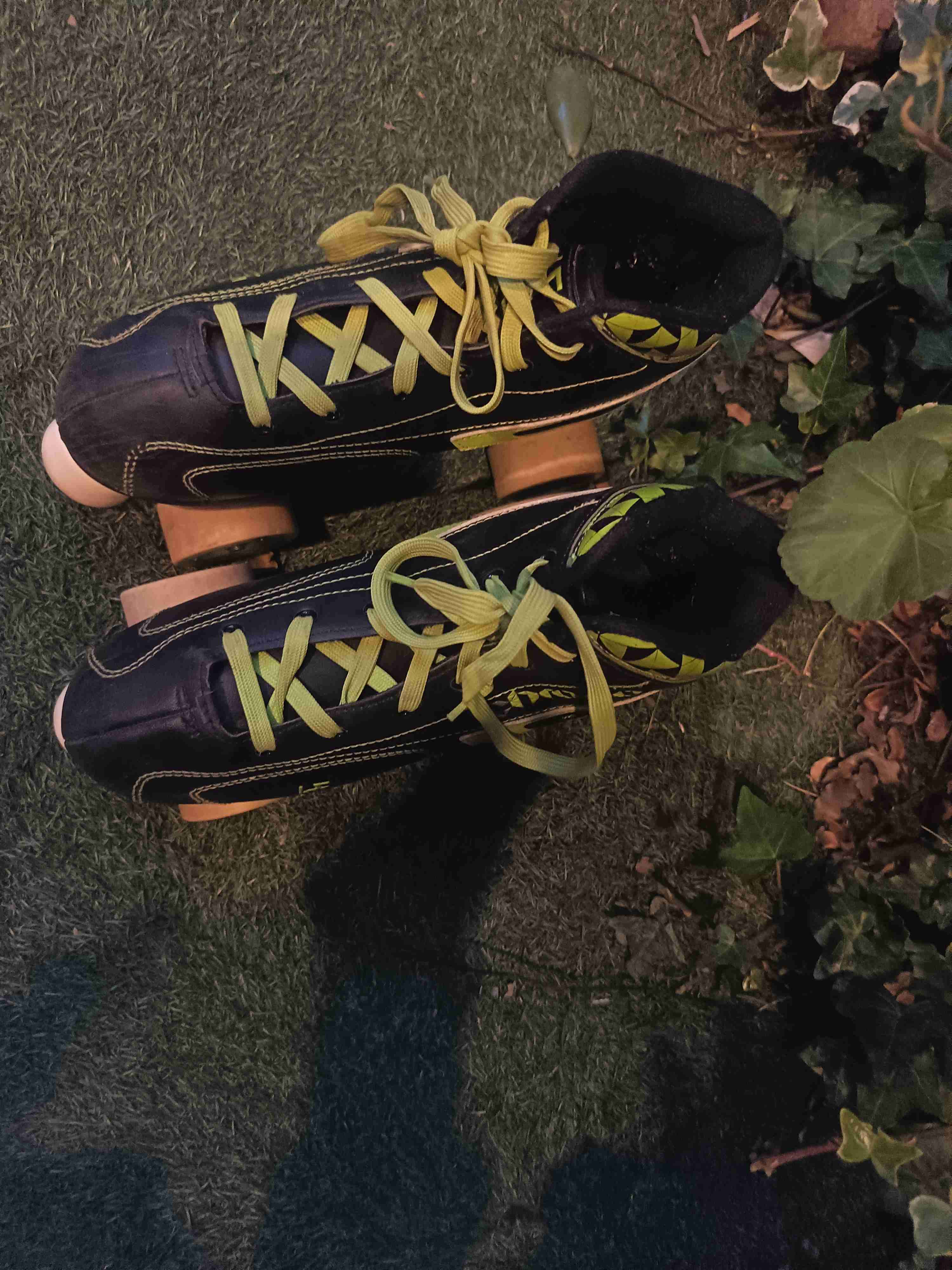 Patines de 4 ruedas negros - miniatura 3