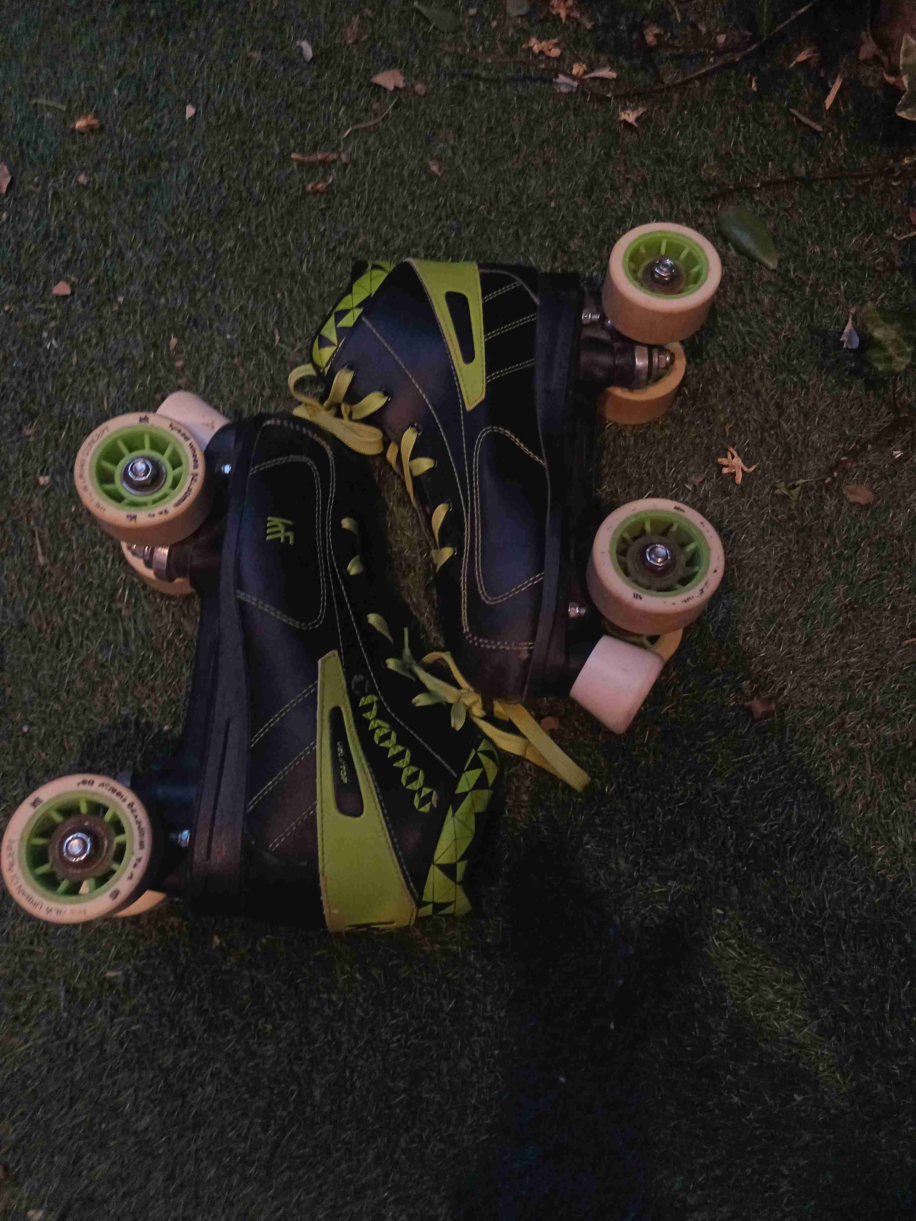 Patines de 4 ruedas negros - miniatura 4