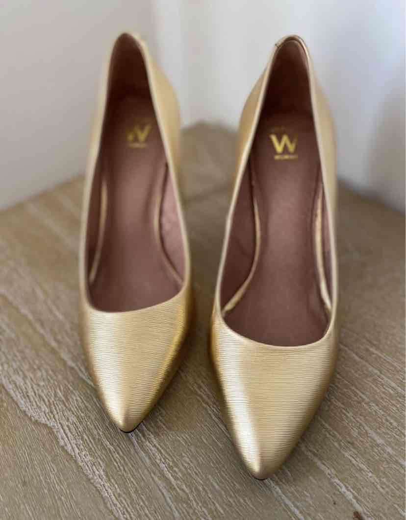 Tacones dorados elegantes marca Hush Puppies - miniatura 2