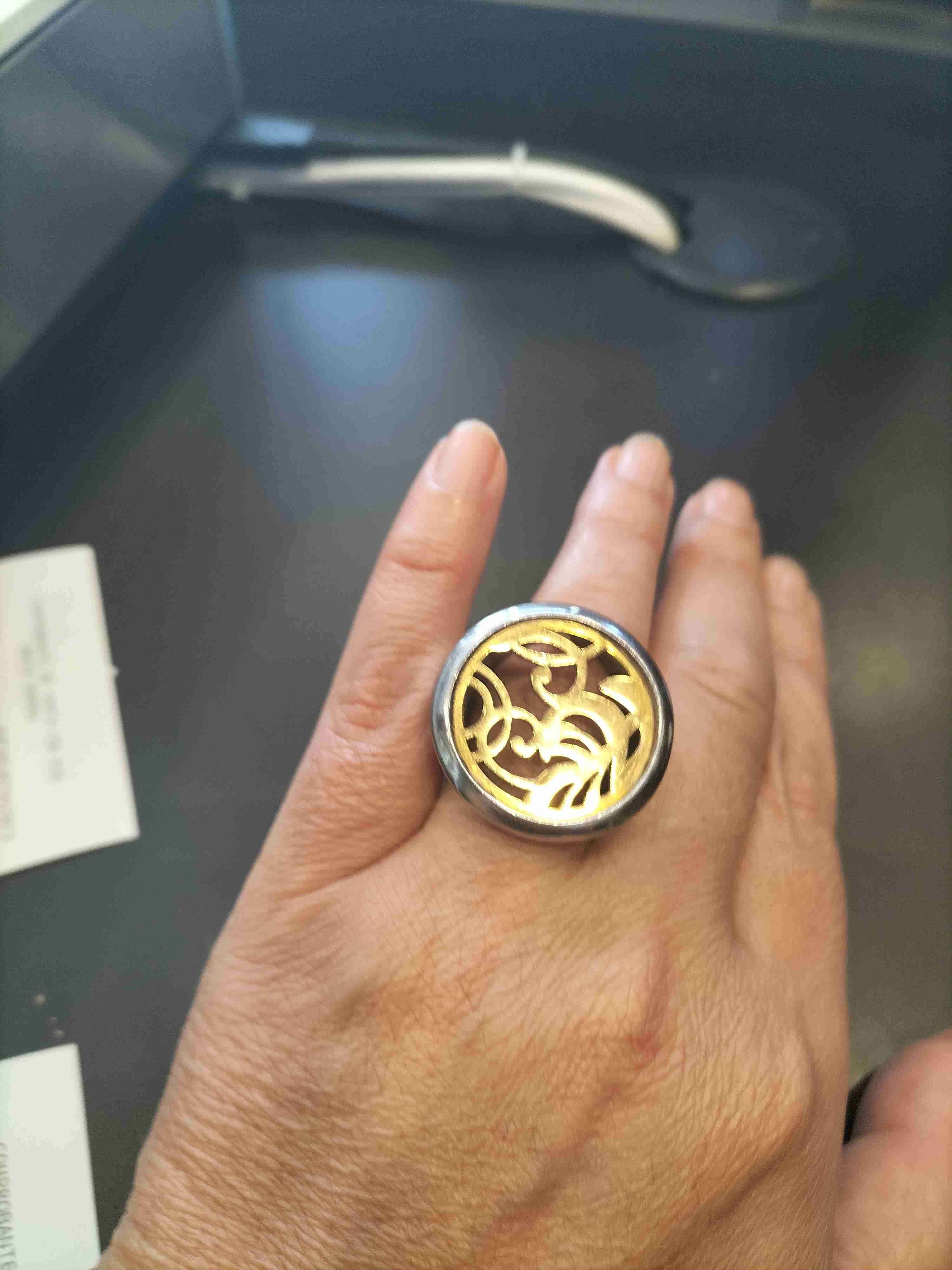 Anillo de diseño dorado