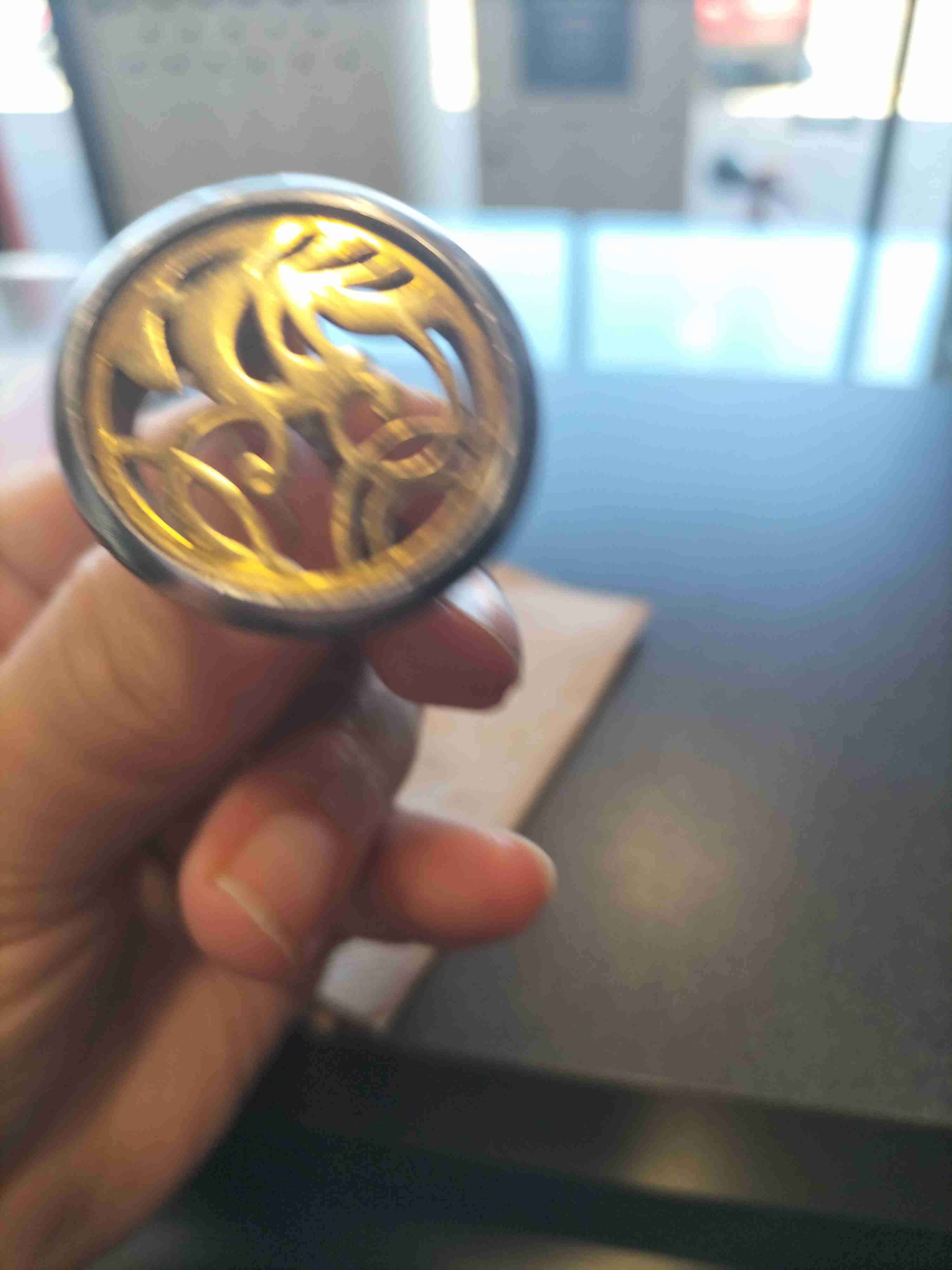 Anillo de diseño dorado - miniatura 2