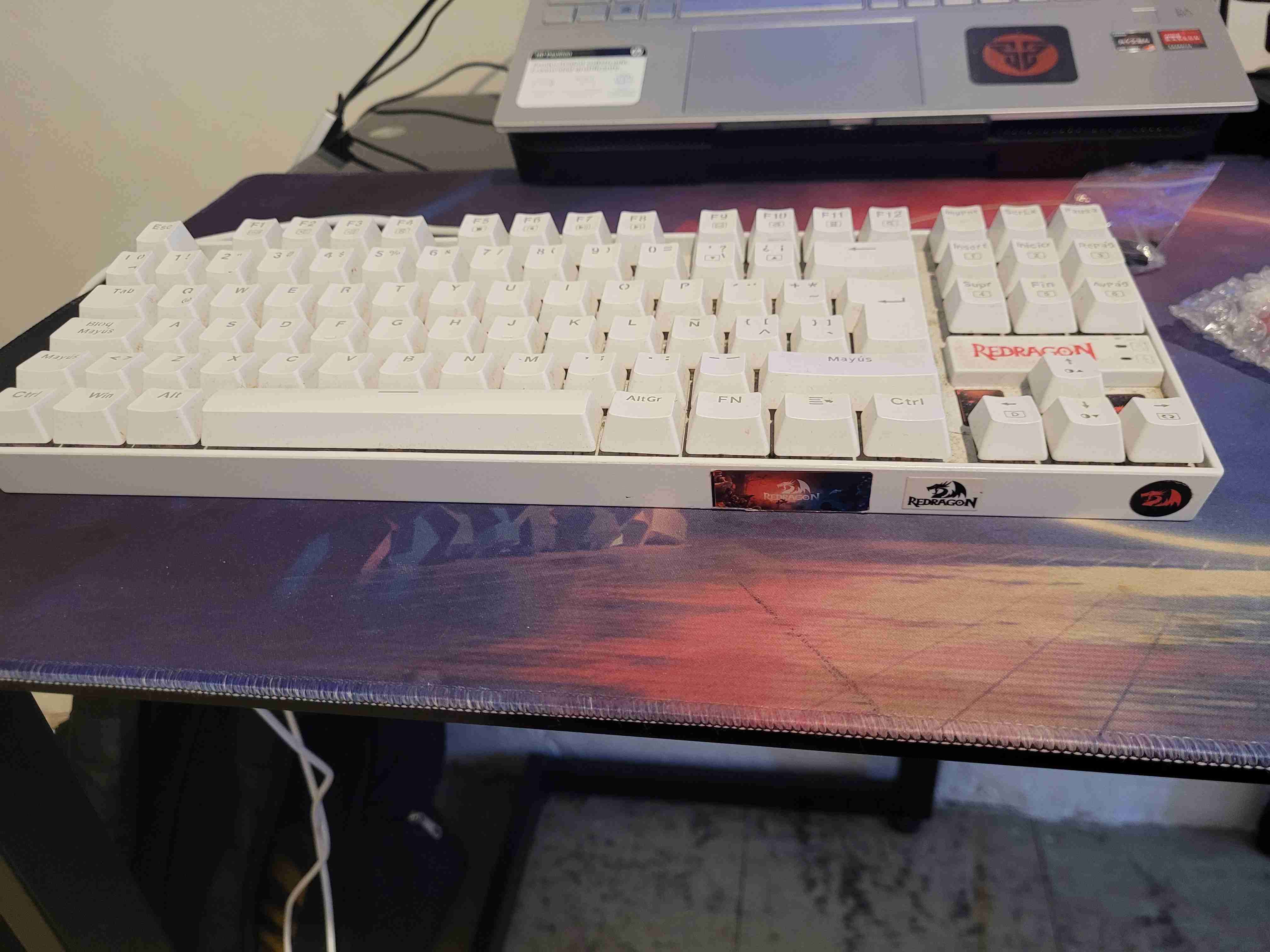 Teclado mecánico Redragon blanco - miniatura 1