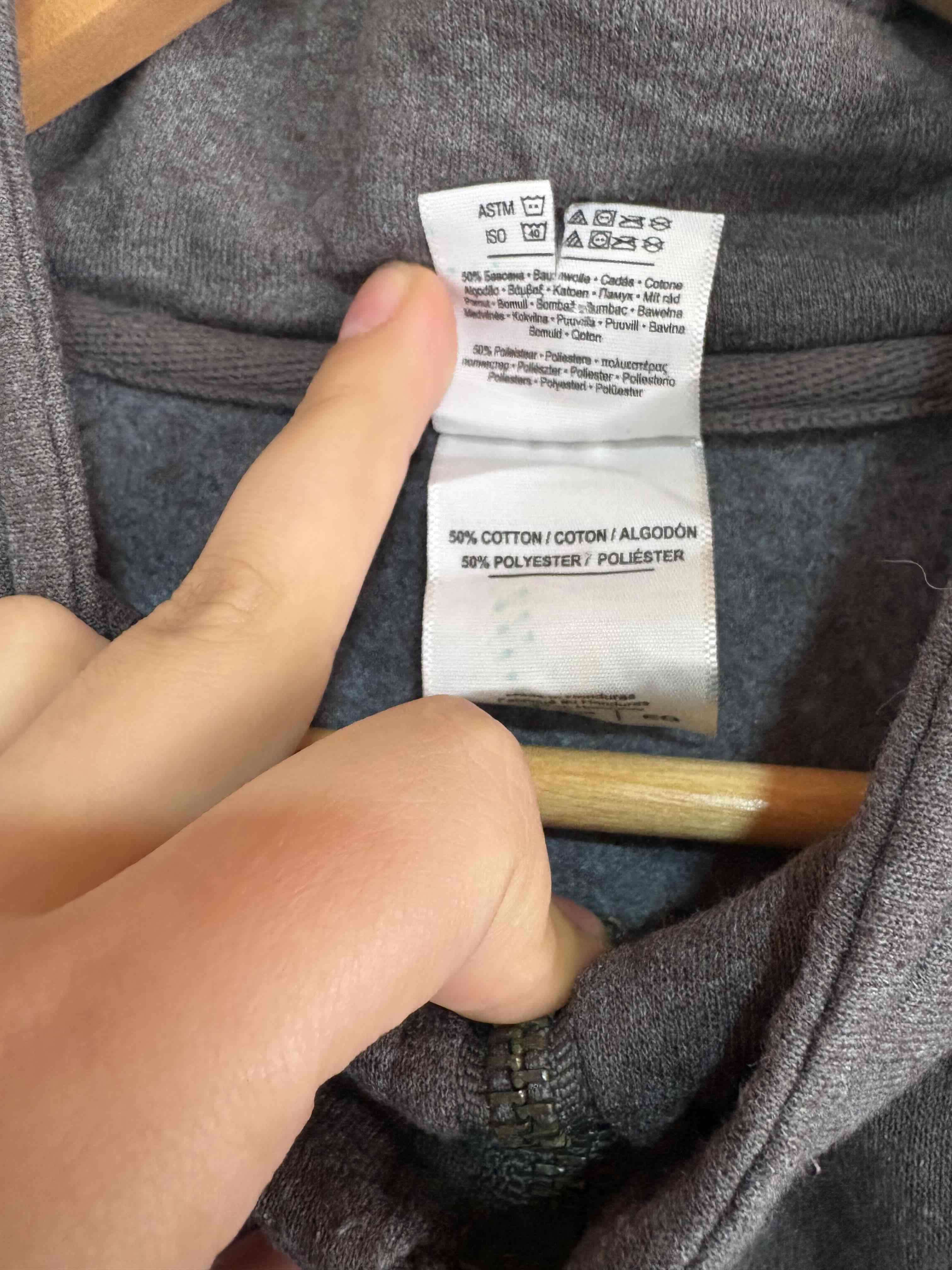 Polerón gris con diseño frontal - miniatura 4