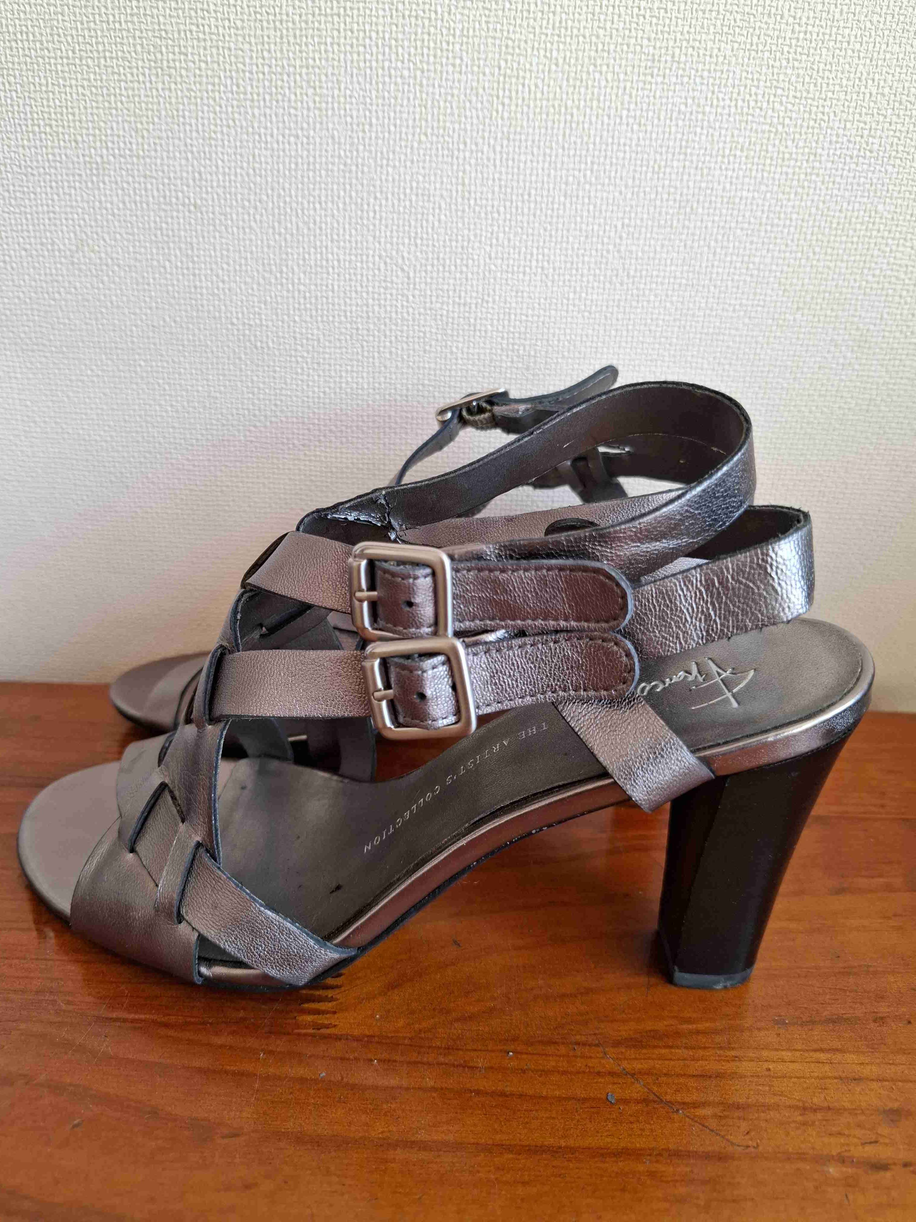 Sandalias plateadas con hebilla - miniatura 2