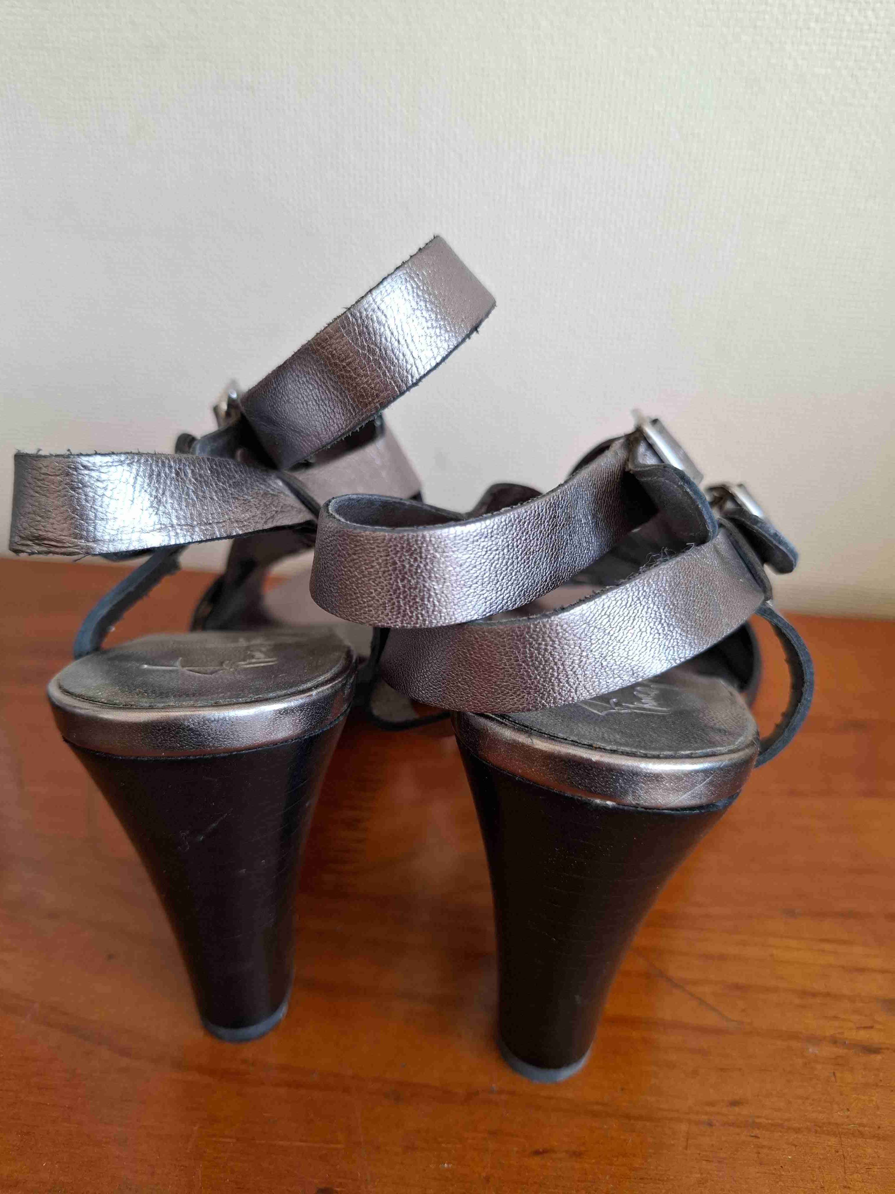 Sandalias plateadas con hebilla - miniatura 3