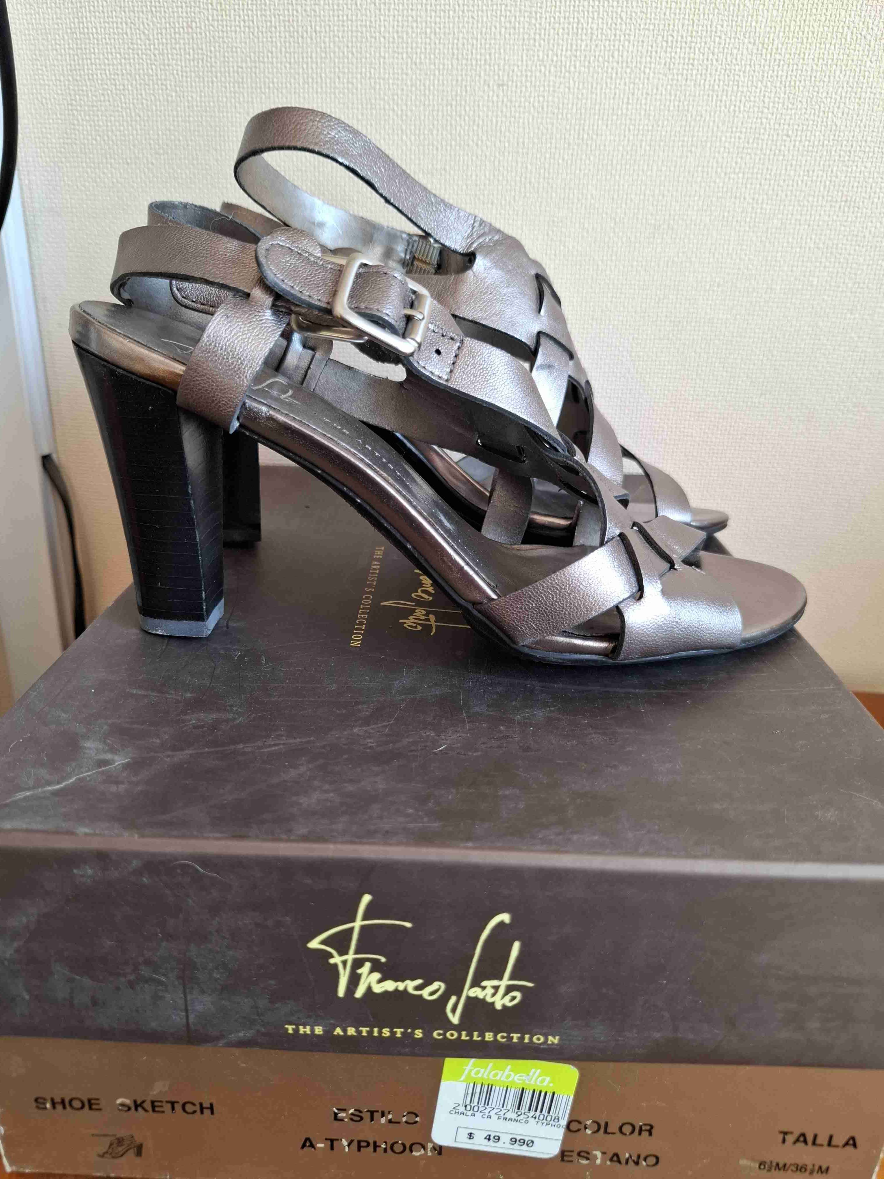 Sandalias plateadas con hebilla - miniatura 4