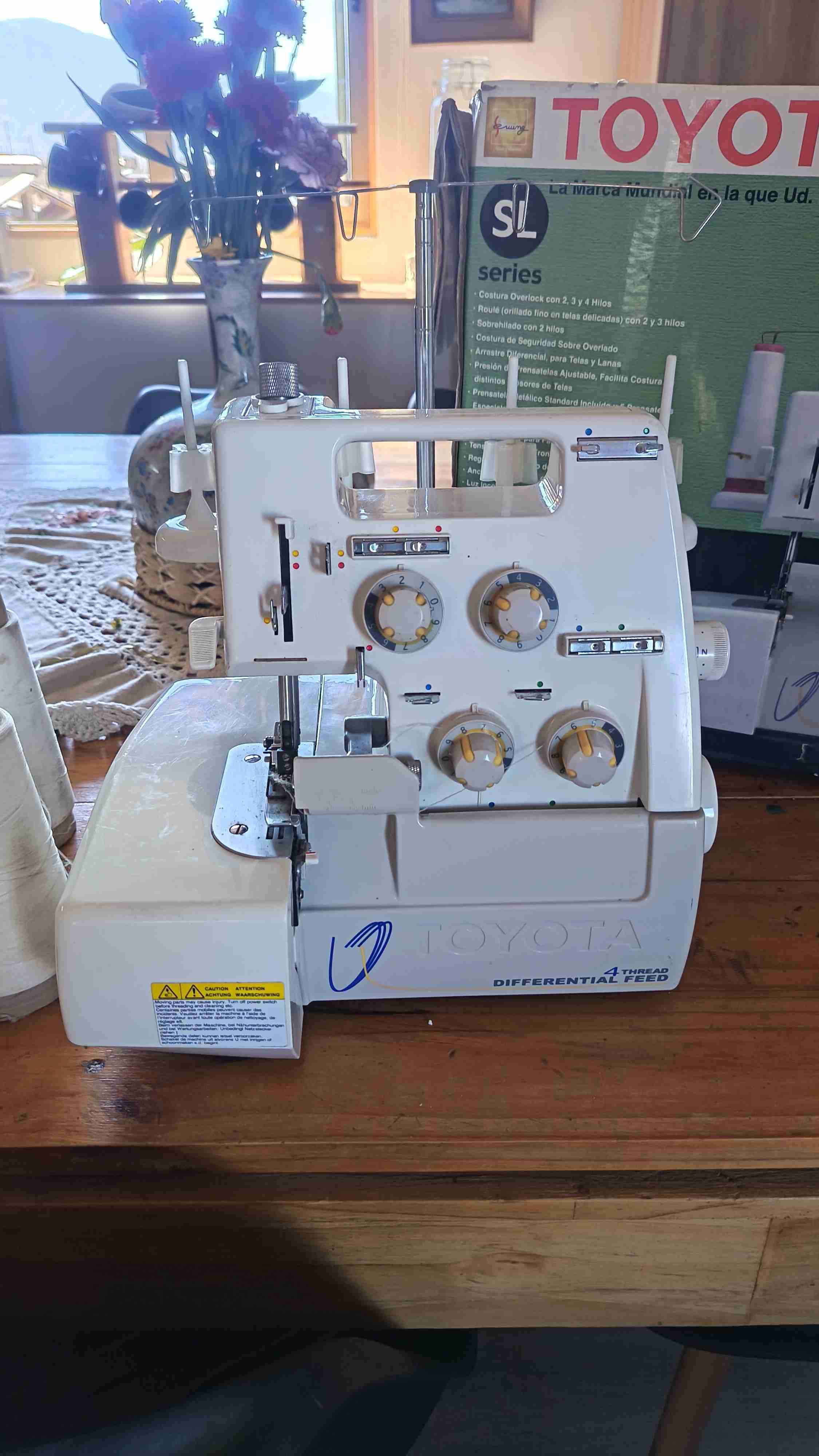 Máquina overlock Toyota SL - miniatura 2