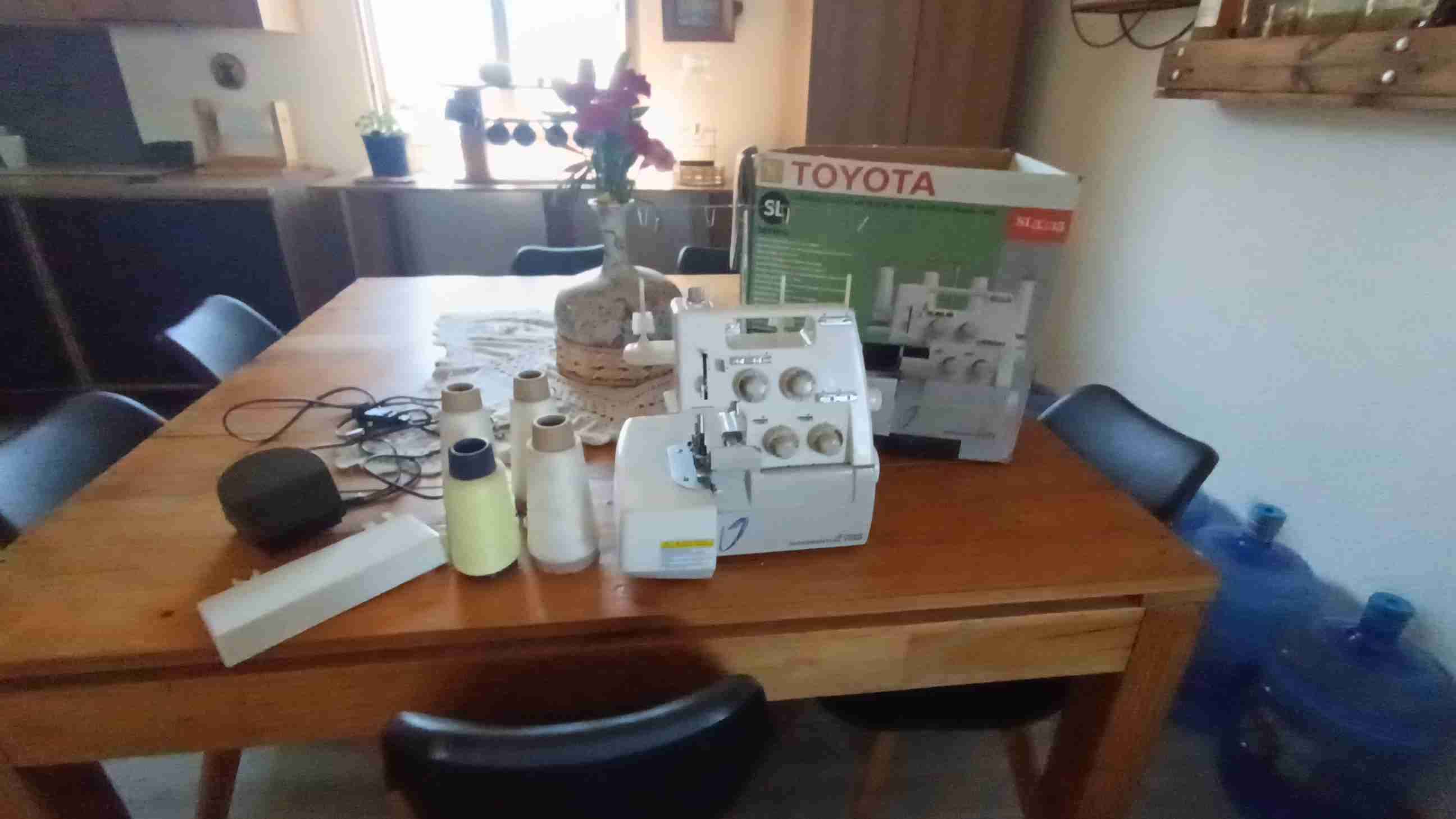 Máquina overlock Toyota SL - miniatura 3