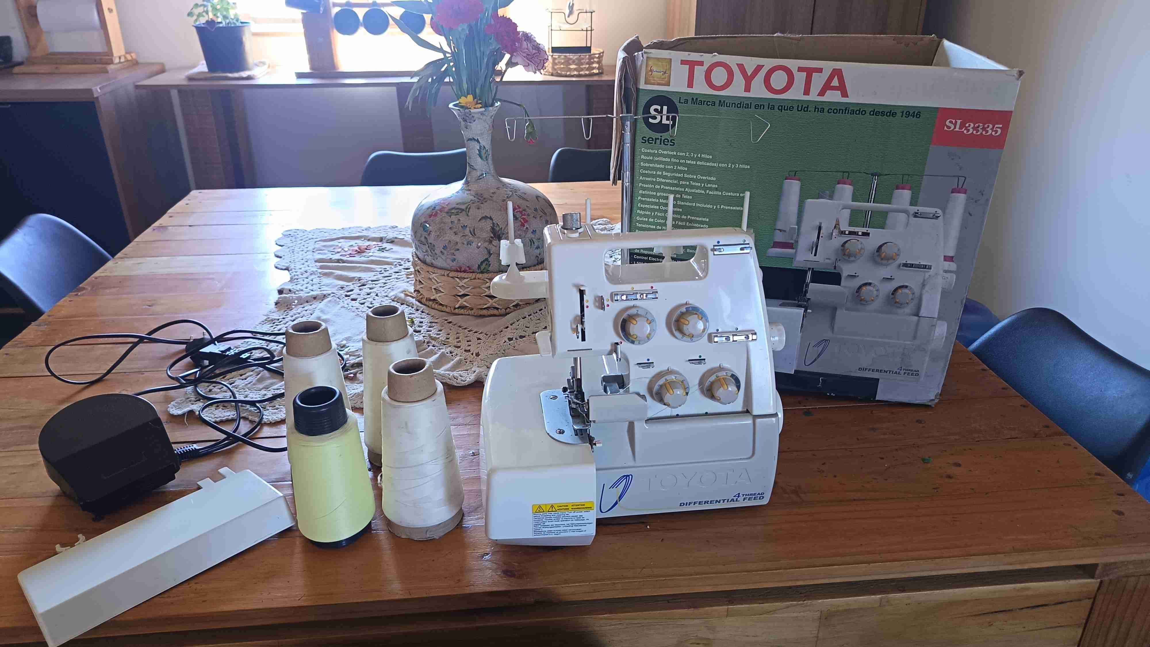Máquina overlock Toyota SL - miniatura 4