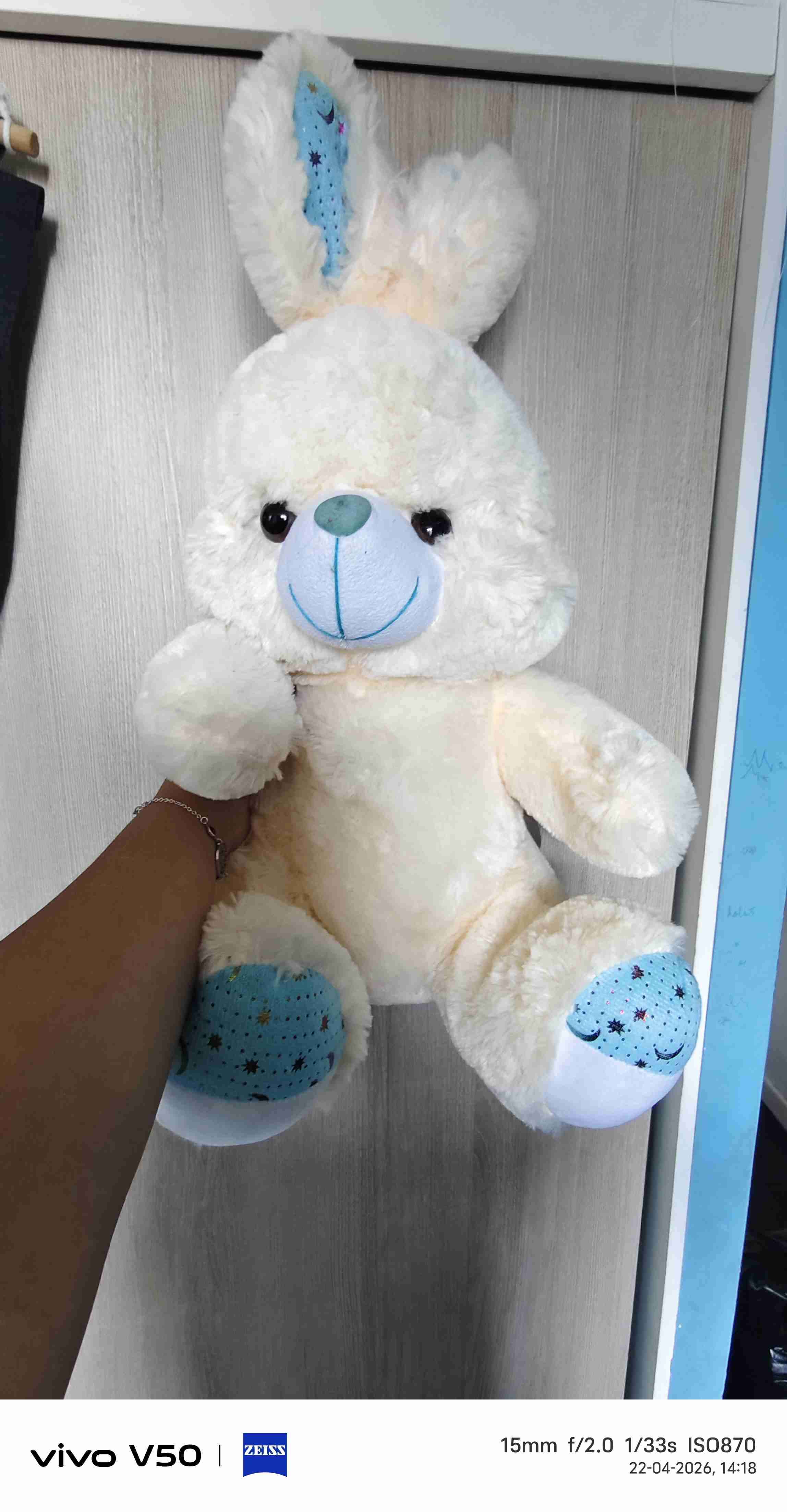 Peluche conejo blanco y azul