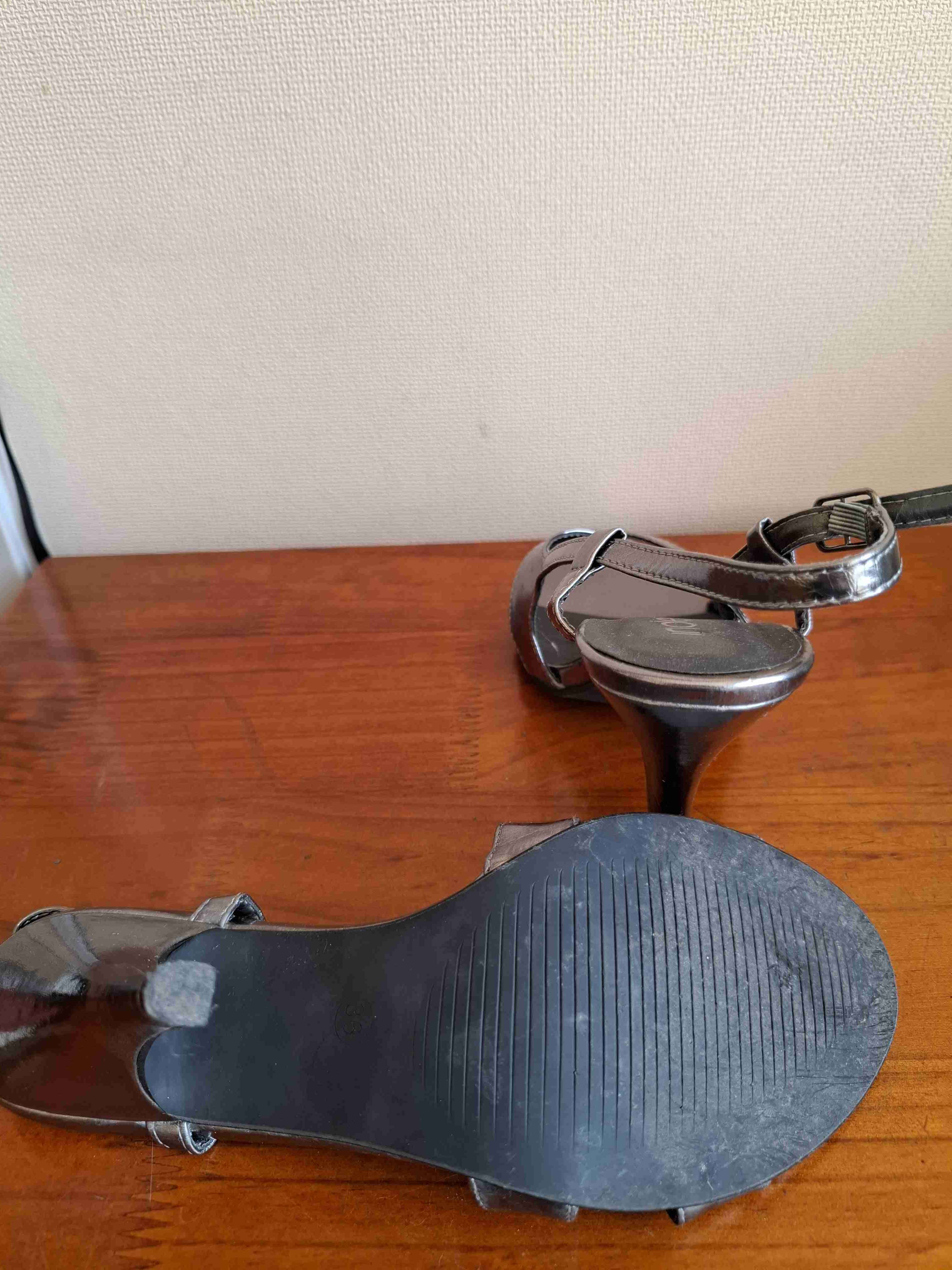 Sandalias plateadas metálicas - miniatura 4