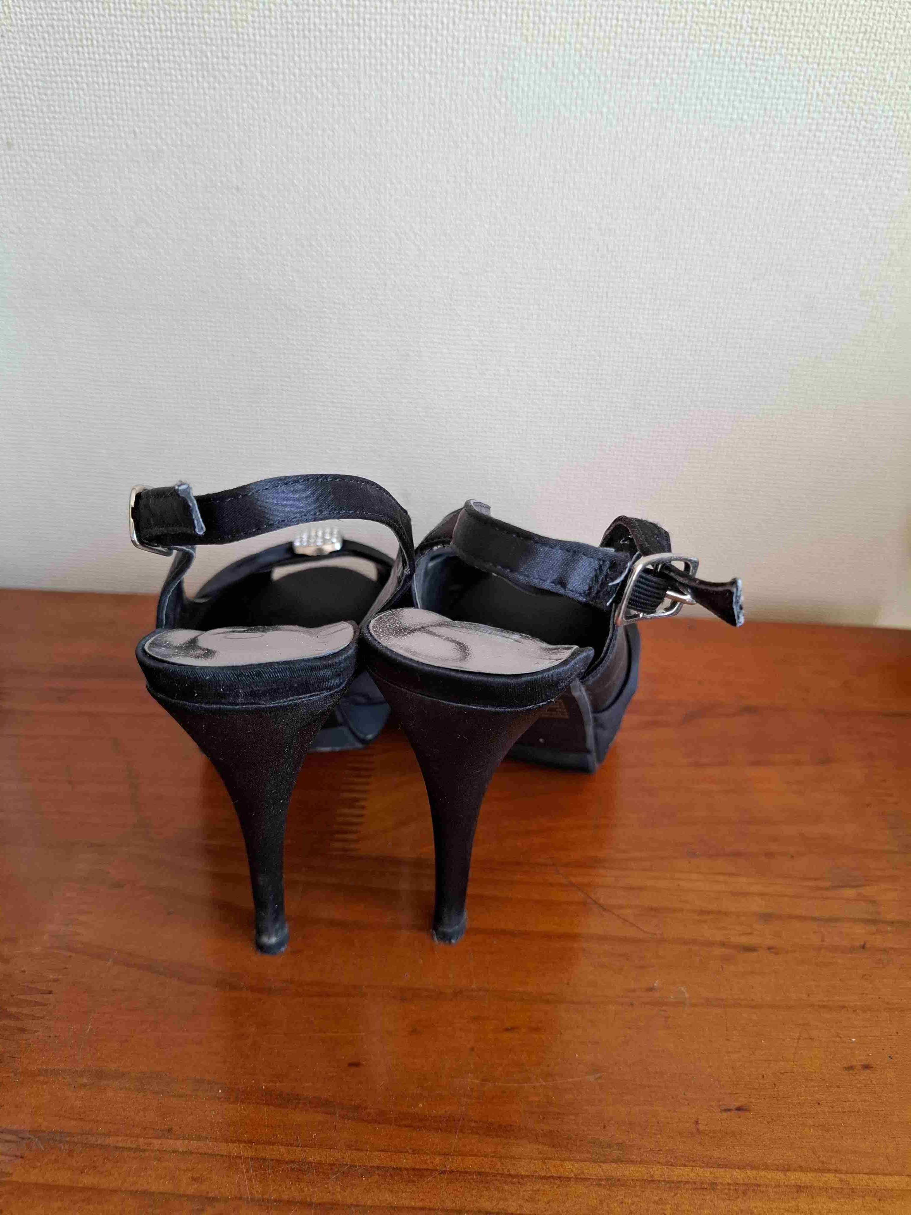 Zapatos de taco negro elegantes - miniatura 3