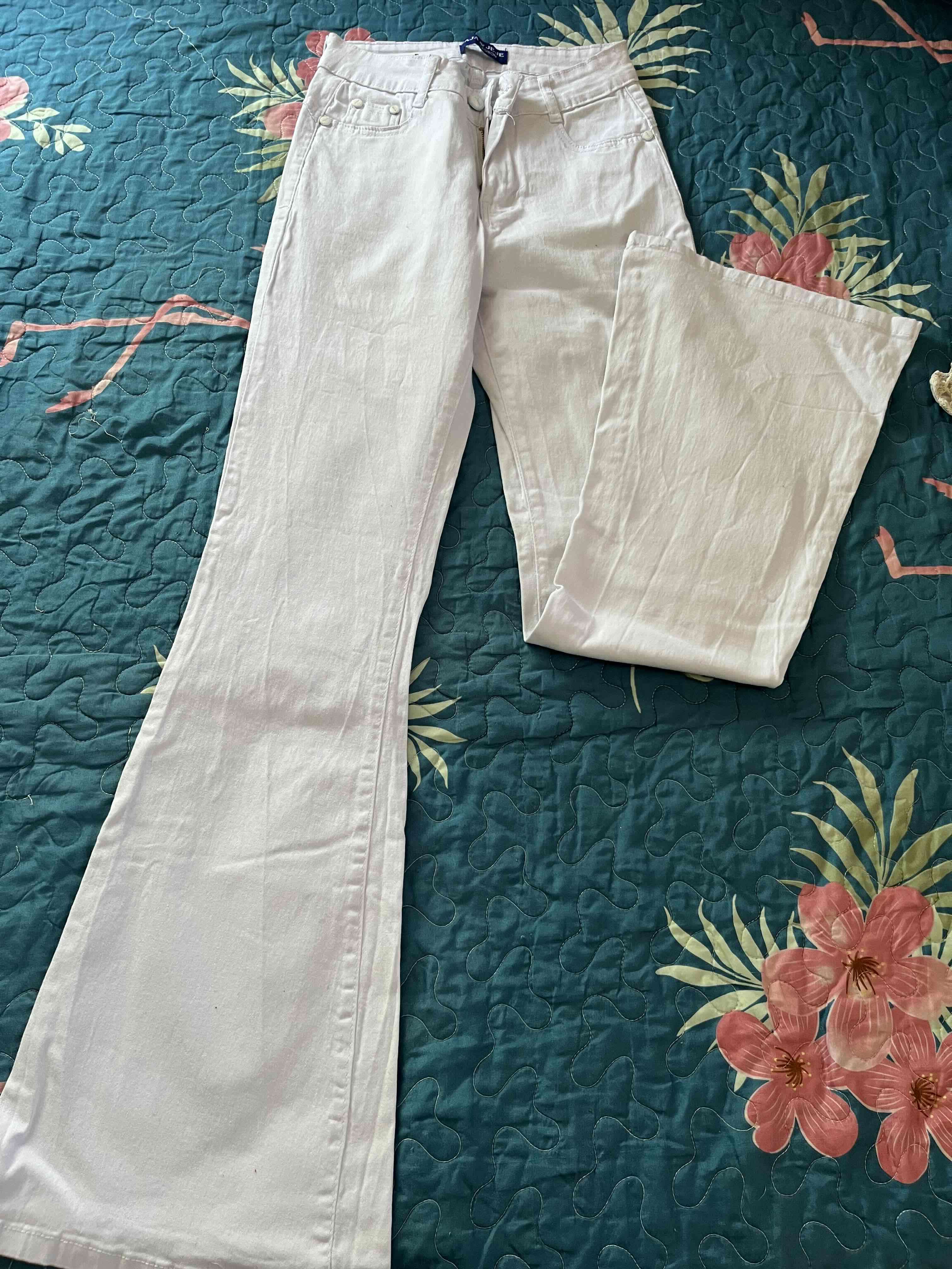 Pantalones acampanados blancos - miniatura 1